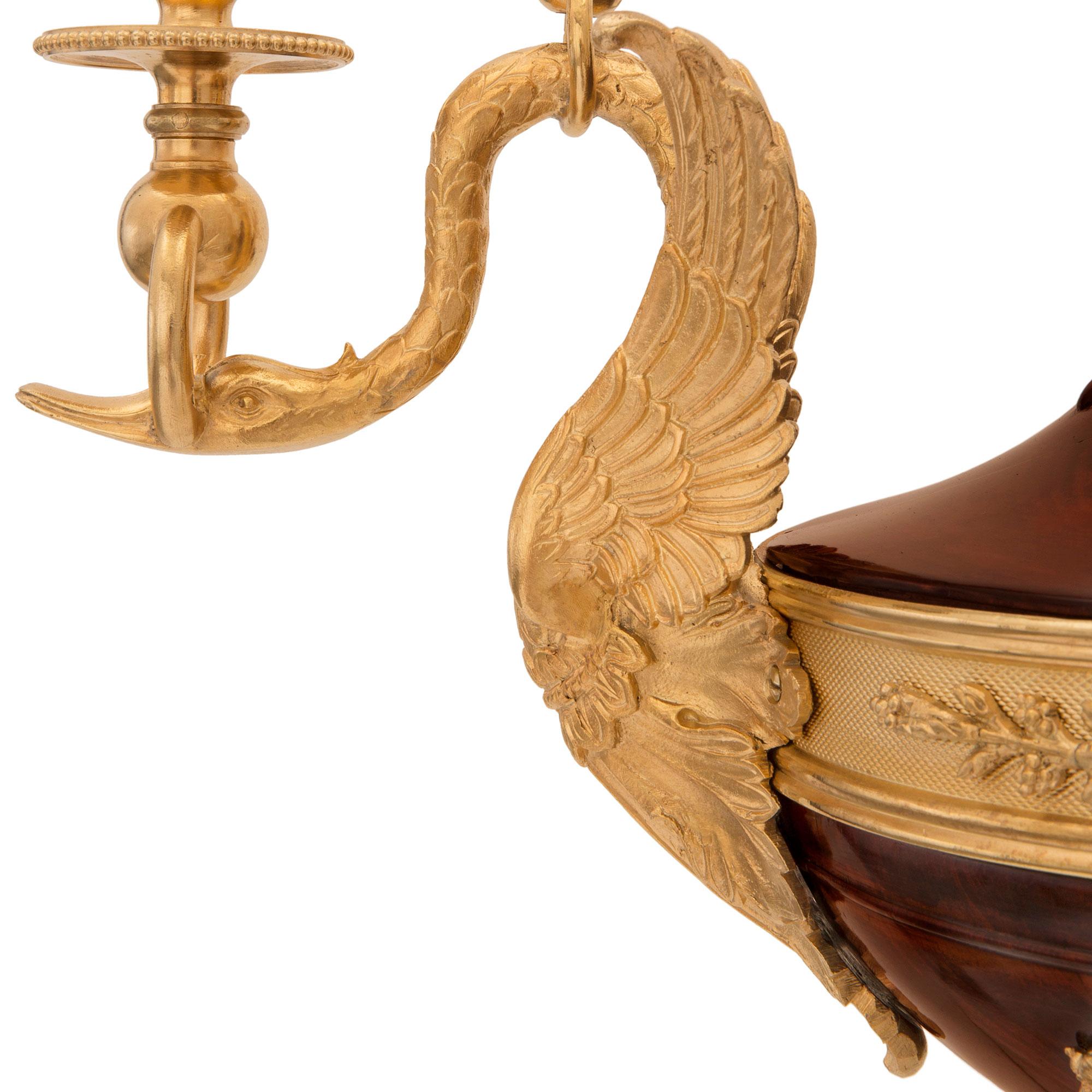 Neoklassischer Ahorn- und Goldbronze-Kronleuchter im neoklassischen Stil des 19. Jahrhunderts im Angebot 1