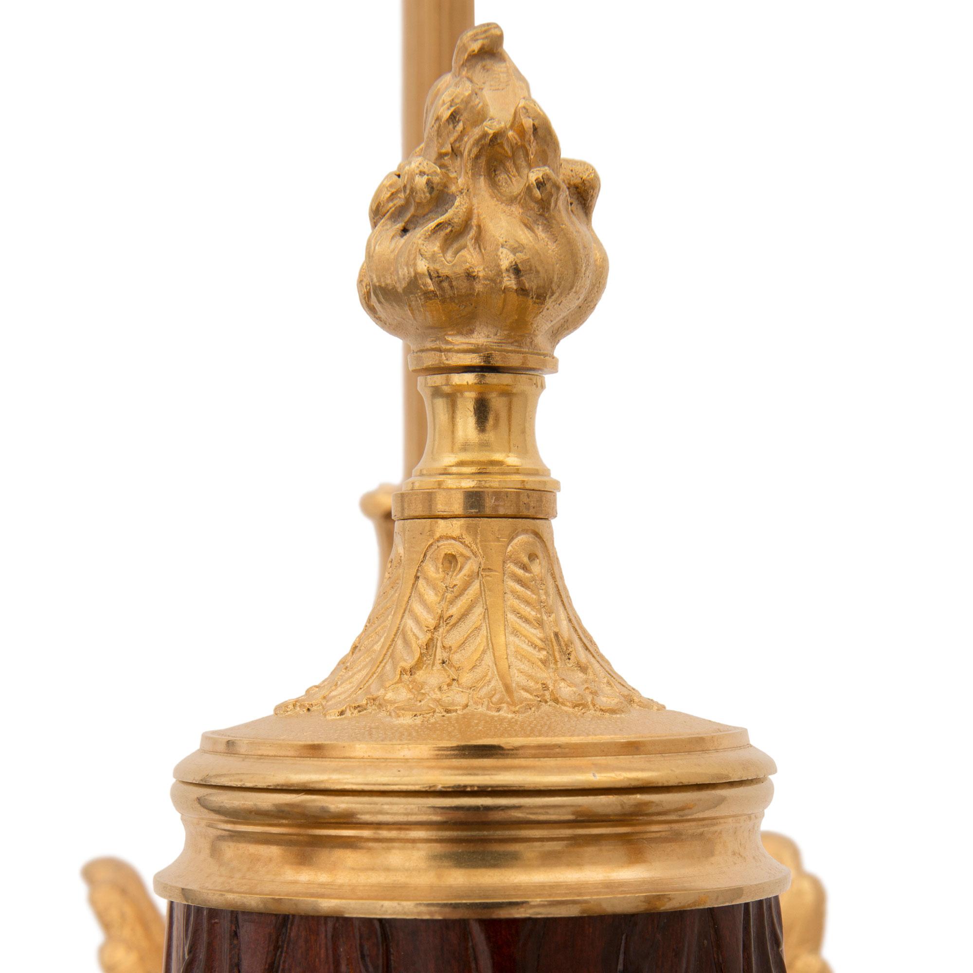 Neoklassischer Ahorn- und Goldbronze-Kronleuchter im neoklassischen Stil des 19. Jahrhunderts im Angebot 2