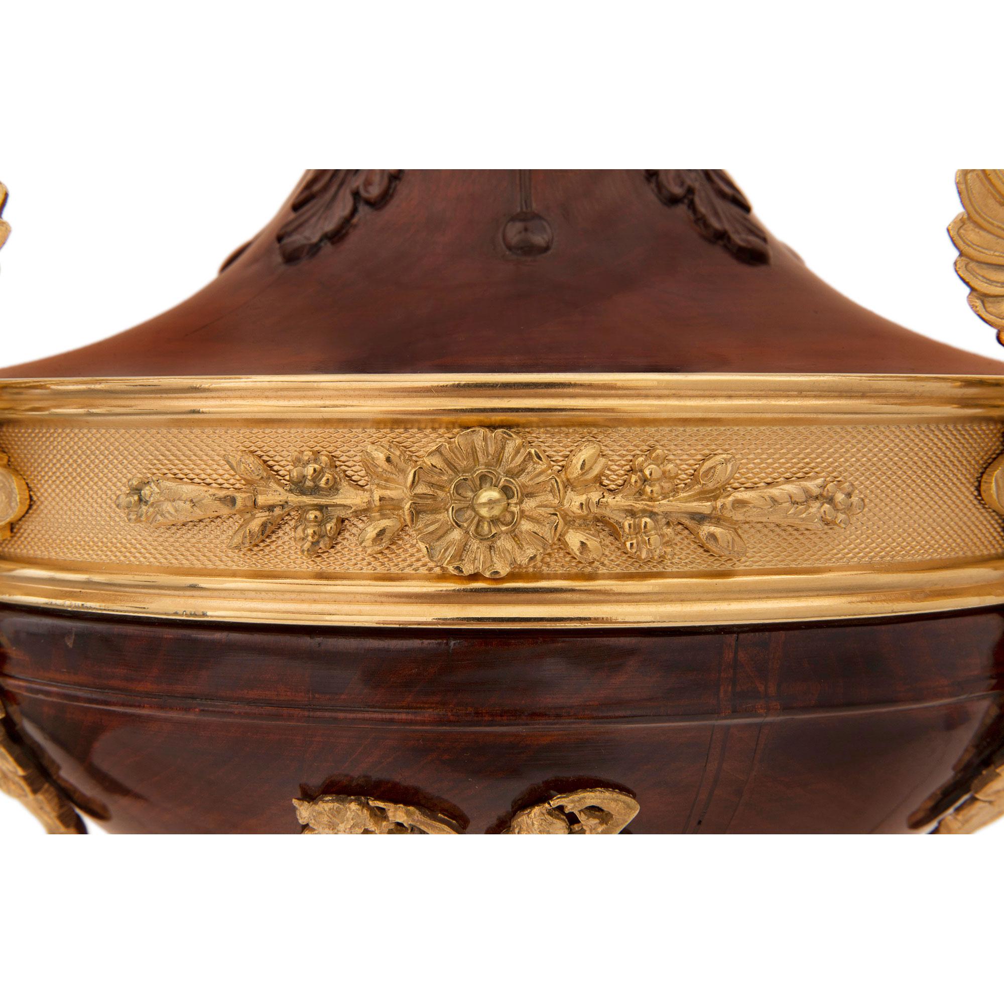 Neoklassischer Ahorn- und Goldbronze-Kronleuchter im neoklassischen Stil des 19. Jahrhunderts im Angebot 3