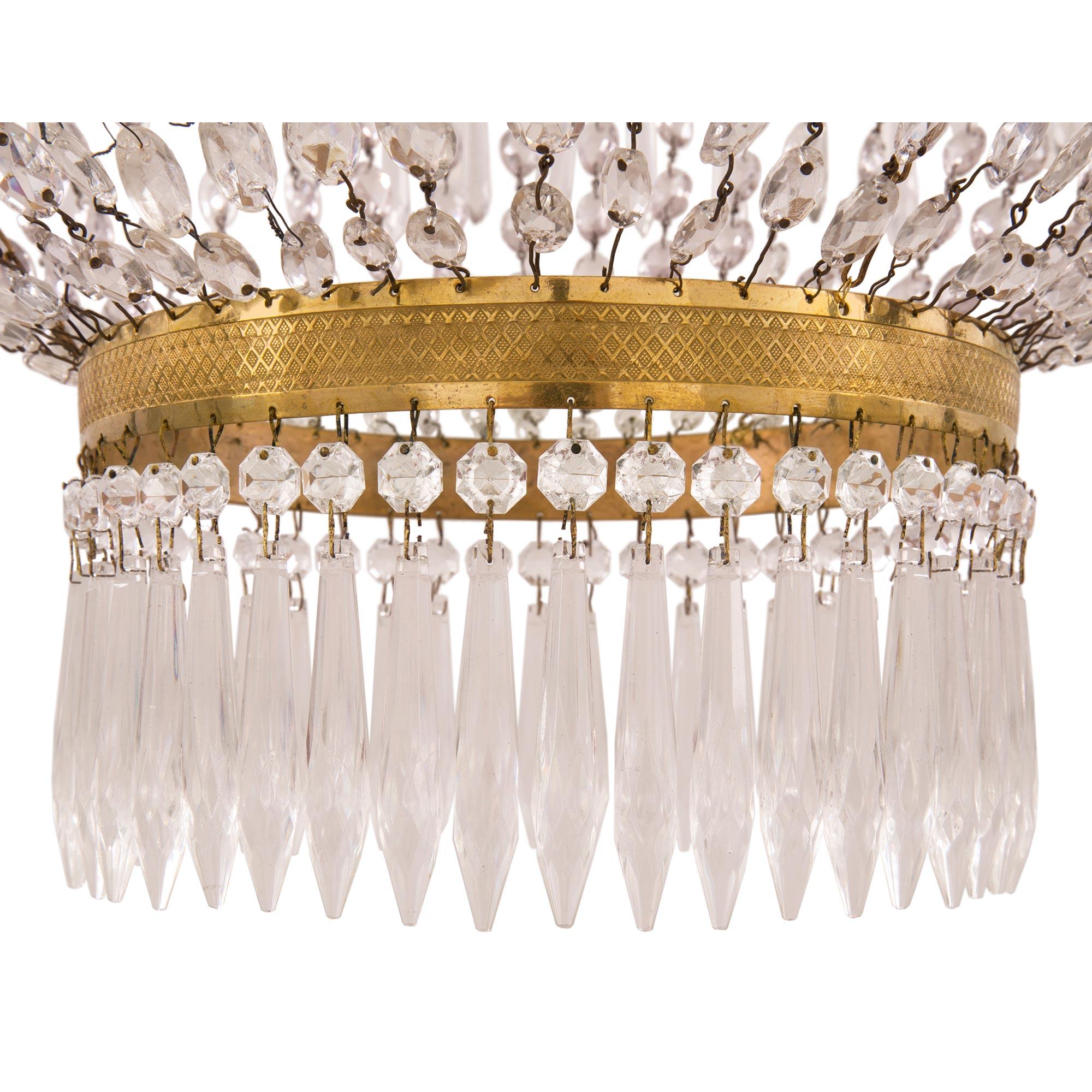 Lampadario francese del XIX secolo in stile neoclassico in ormolu e cristallo Baccarat in vendita 2