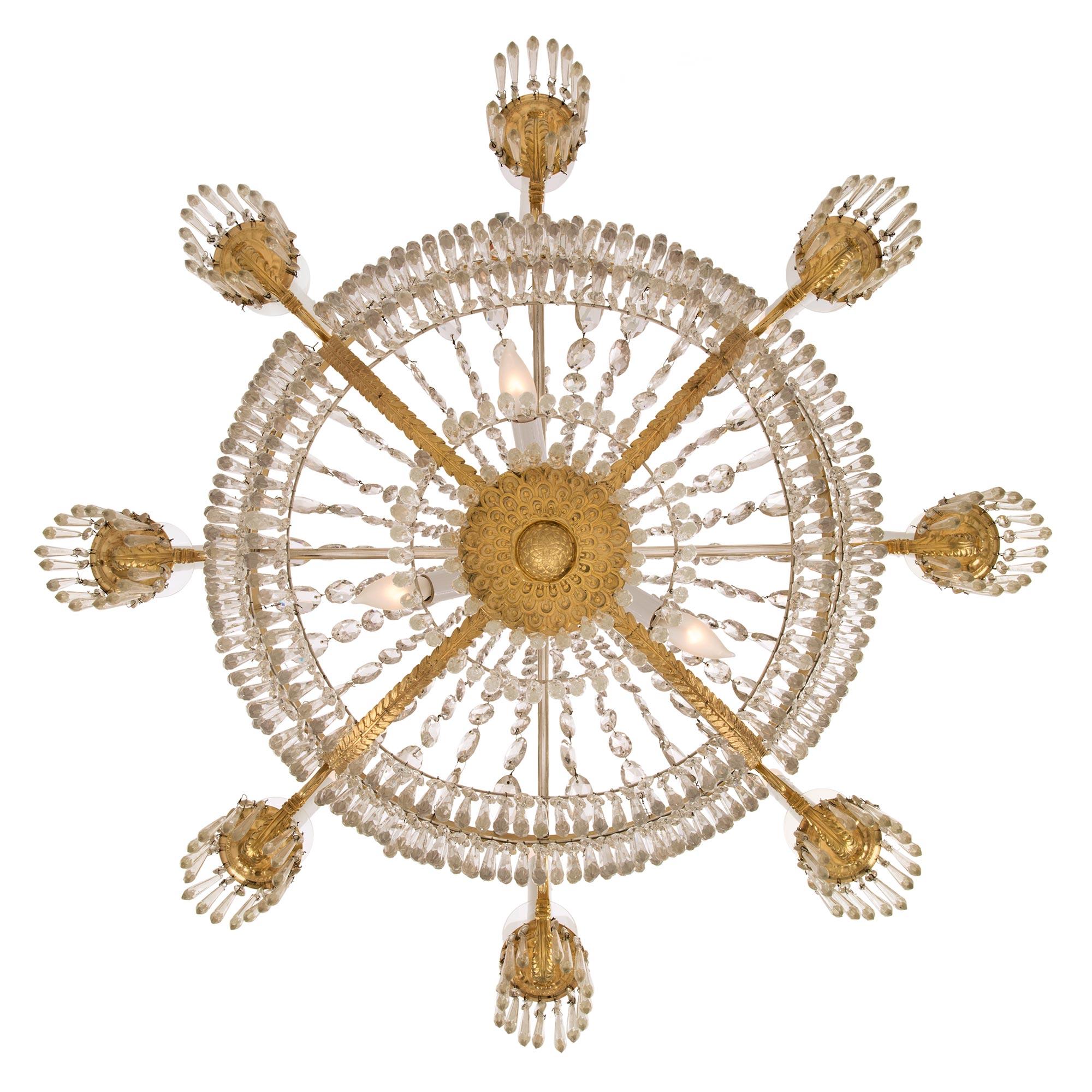 Lampadario francese del XIX secolo in stile neoclassico in ormolu e cristallo Baccarat in vendita 2
