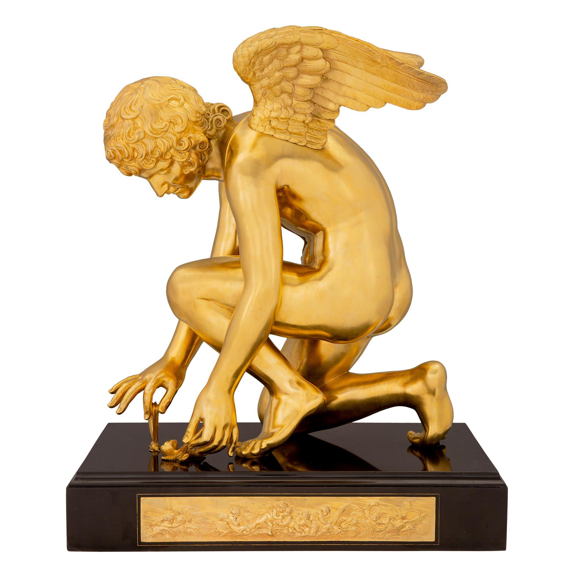 Estatua de Cupido de estilo neoclásico francés del siglo XIX de ormolina y mármol