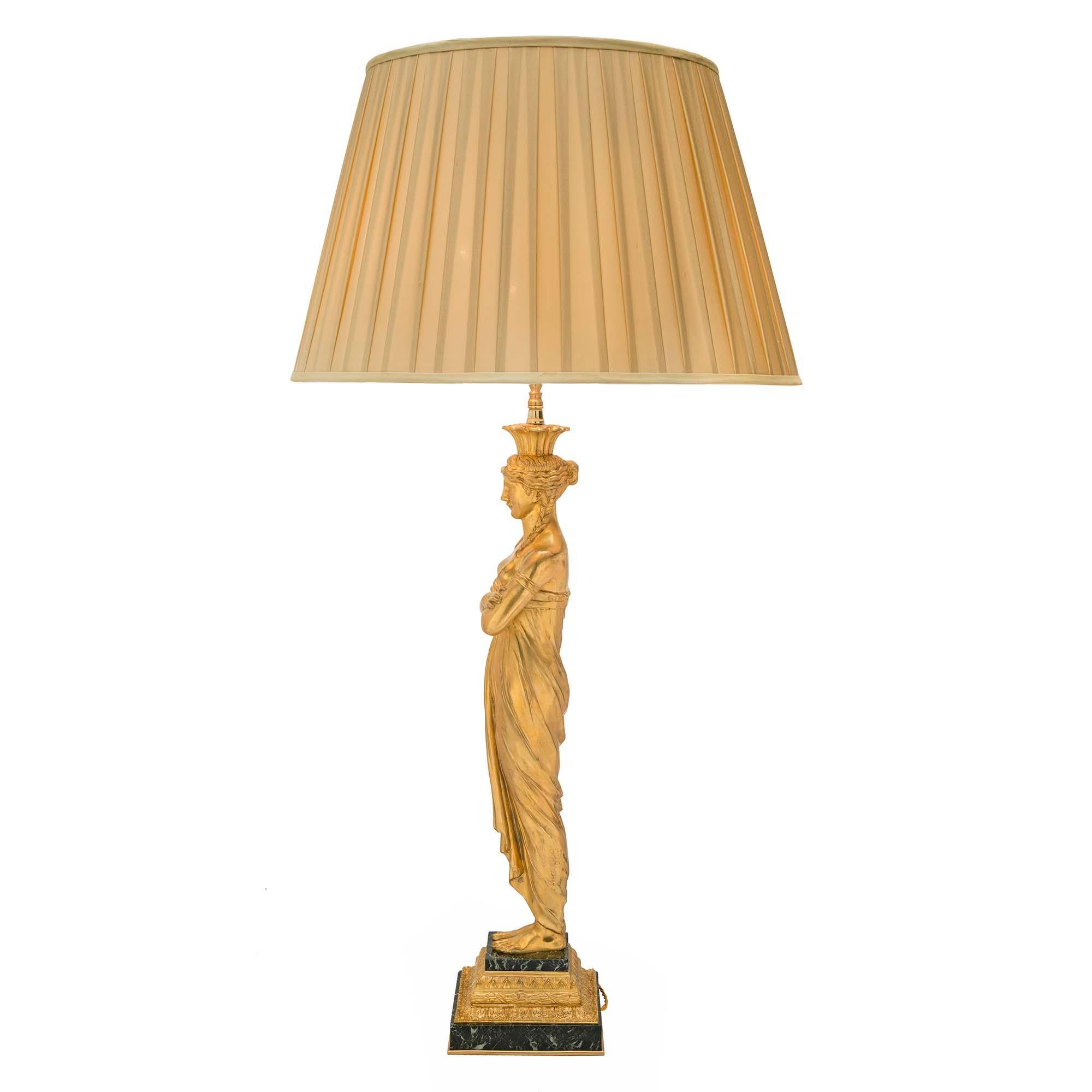 Néoclassique Lampe de style néoclassique français du 19ème siècle en bronze doré et marbre vert Patricia en vente
