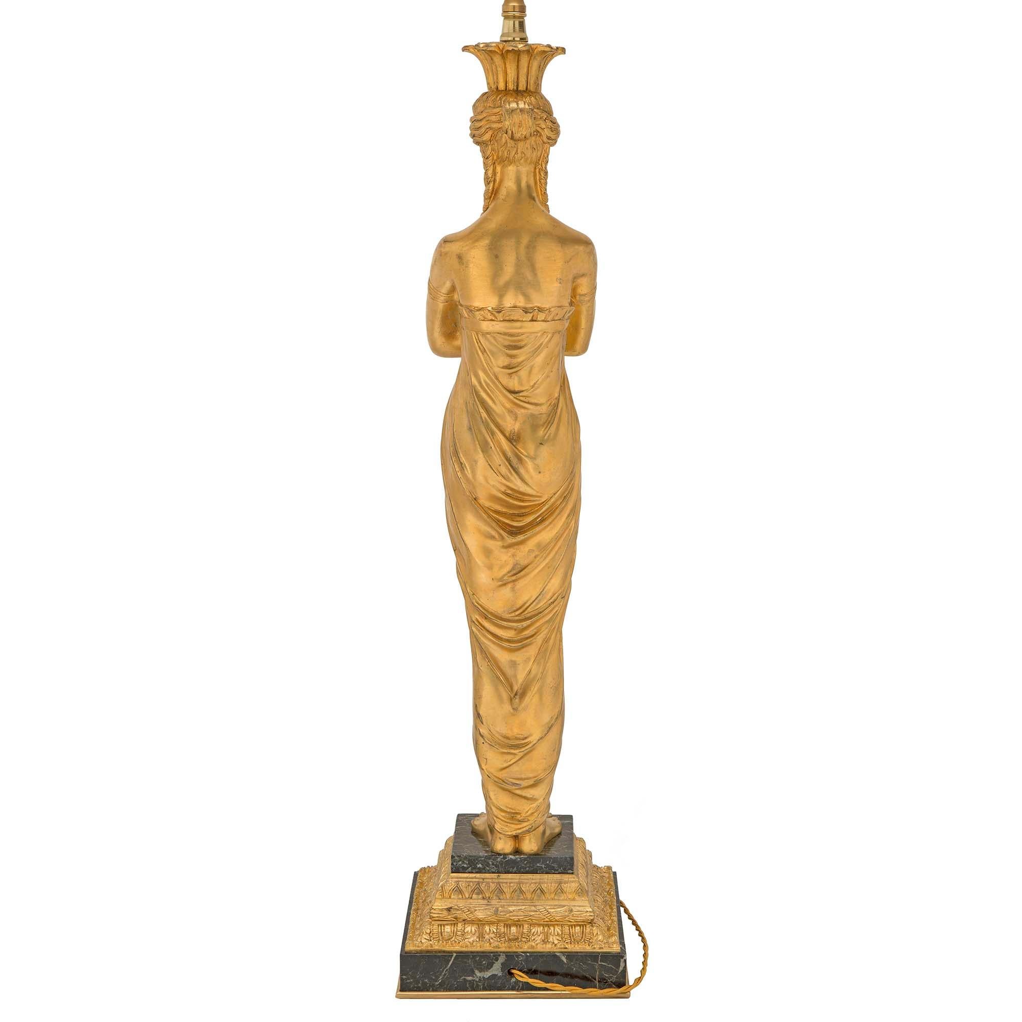 Français Lampe de style néoclassique français du 19ème siècle en bronze doré et marbre vert Patricia en vente
