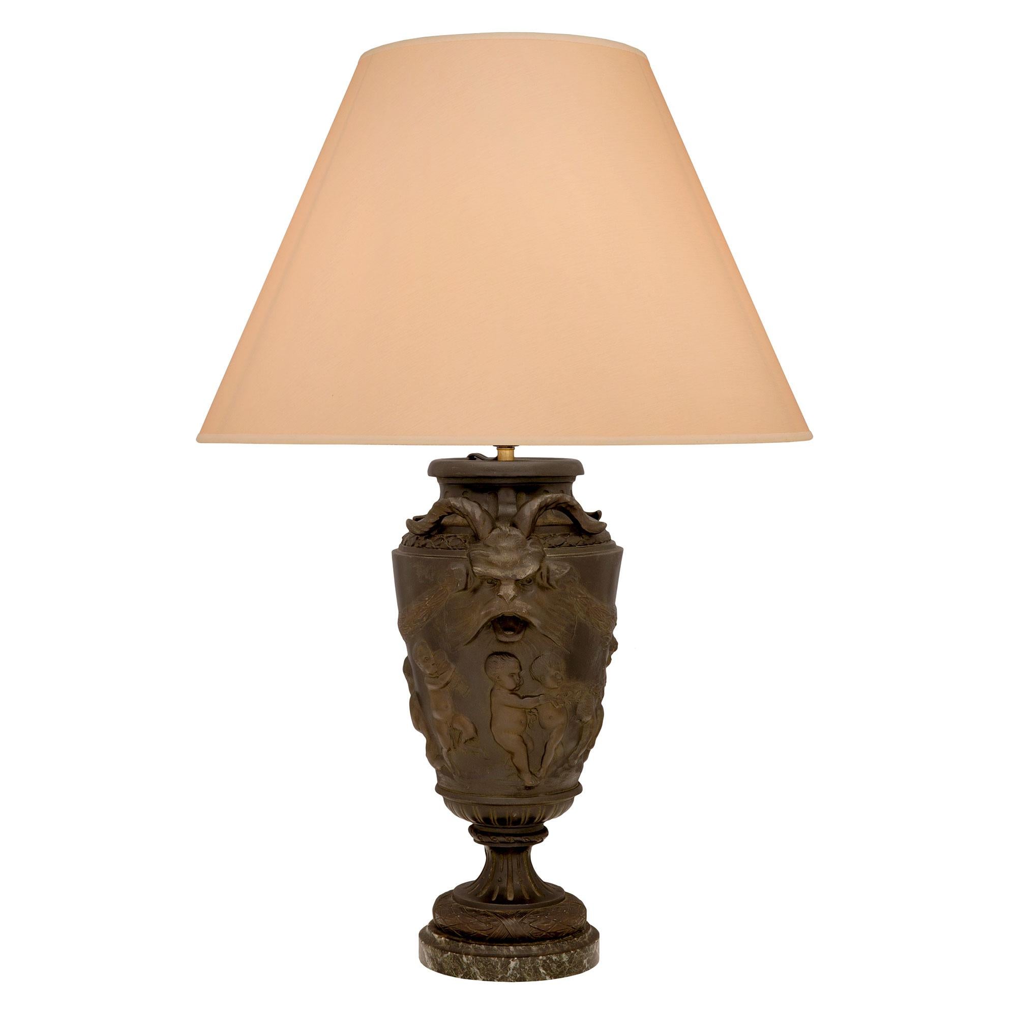 Néoclassique Lampes de style néoclassique français du XIXe siècle en bronze patiné et marbre en vente