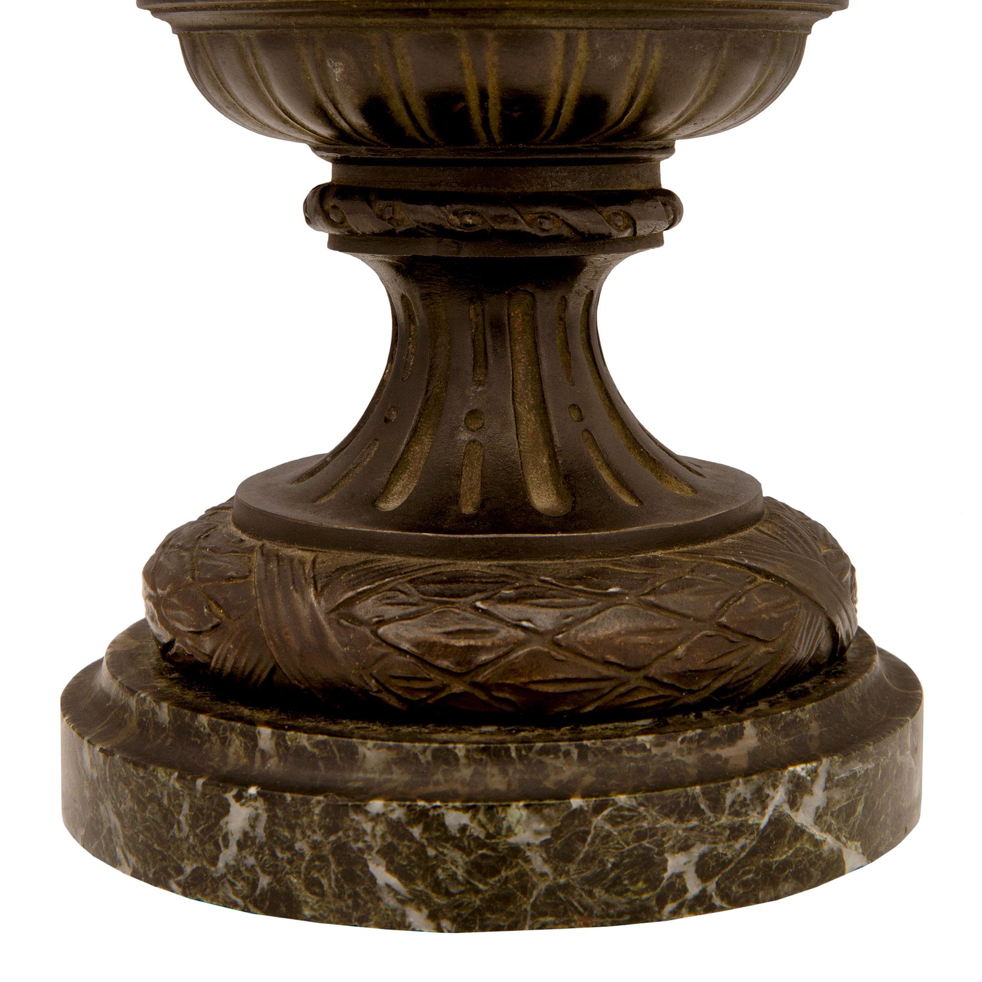 Bronze Lampes de style néoclassique français du XIXe siècle en bronze patiné et marbre en vente
