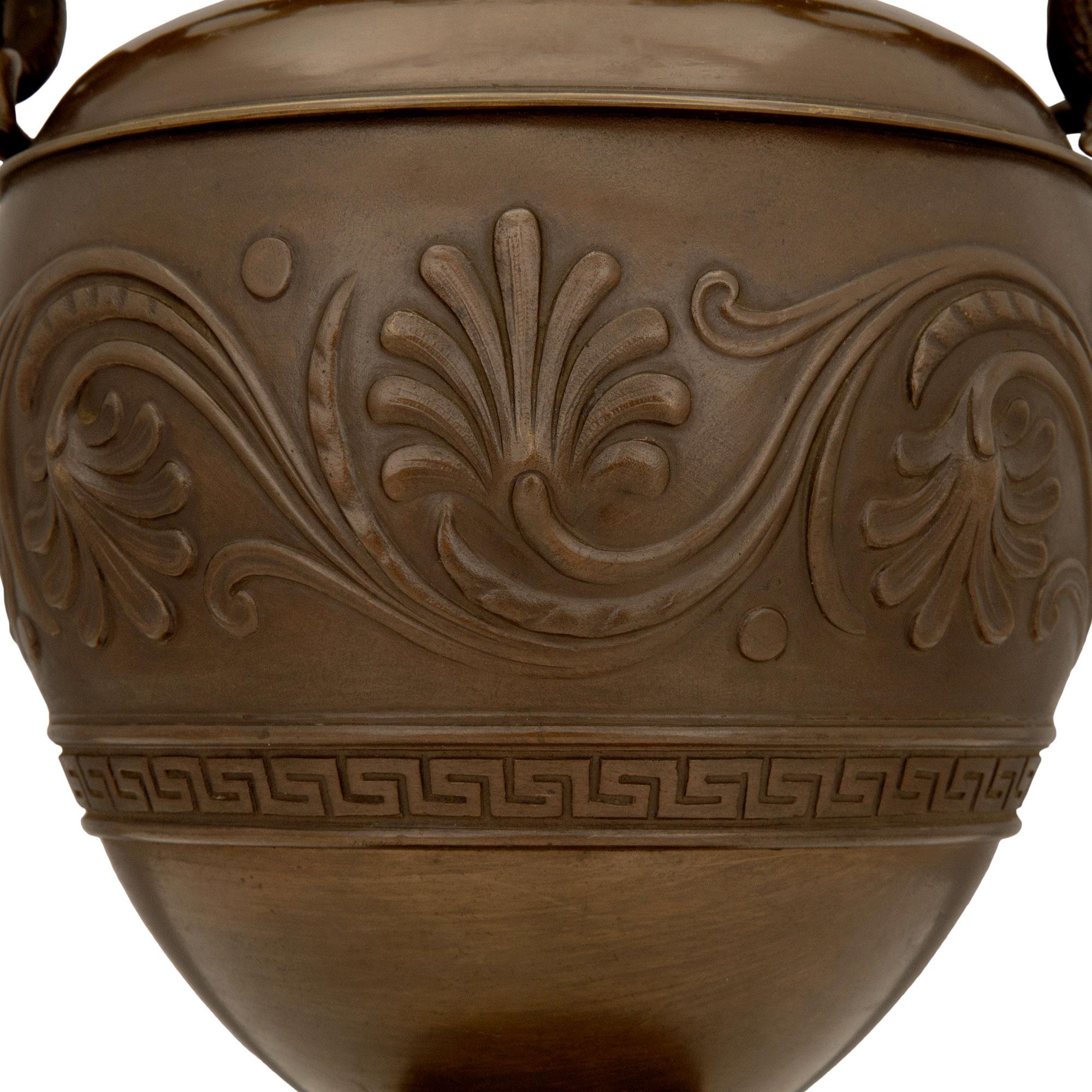 Bronzo Urne in bronzo patinato e marmo in stile neoclassico francese del XIX secolo in vendita