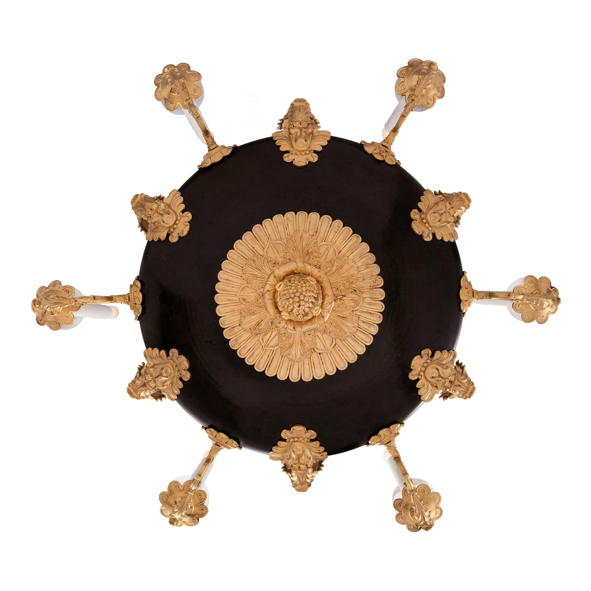 Lampadario francese del XIX secolo in stile neoclassico in bronzo patinato e ormolu in vendita 3