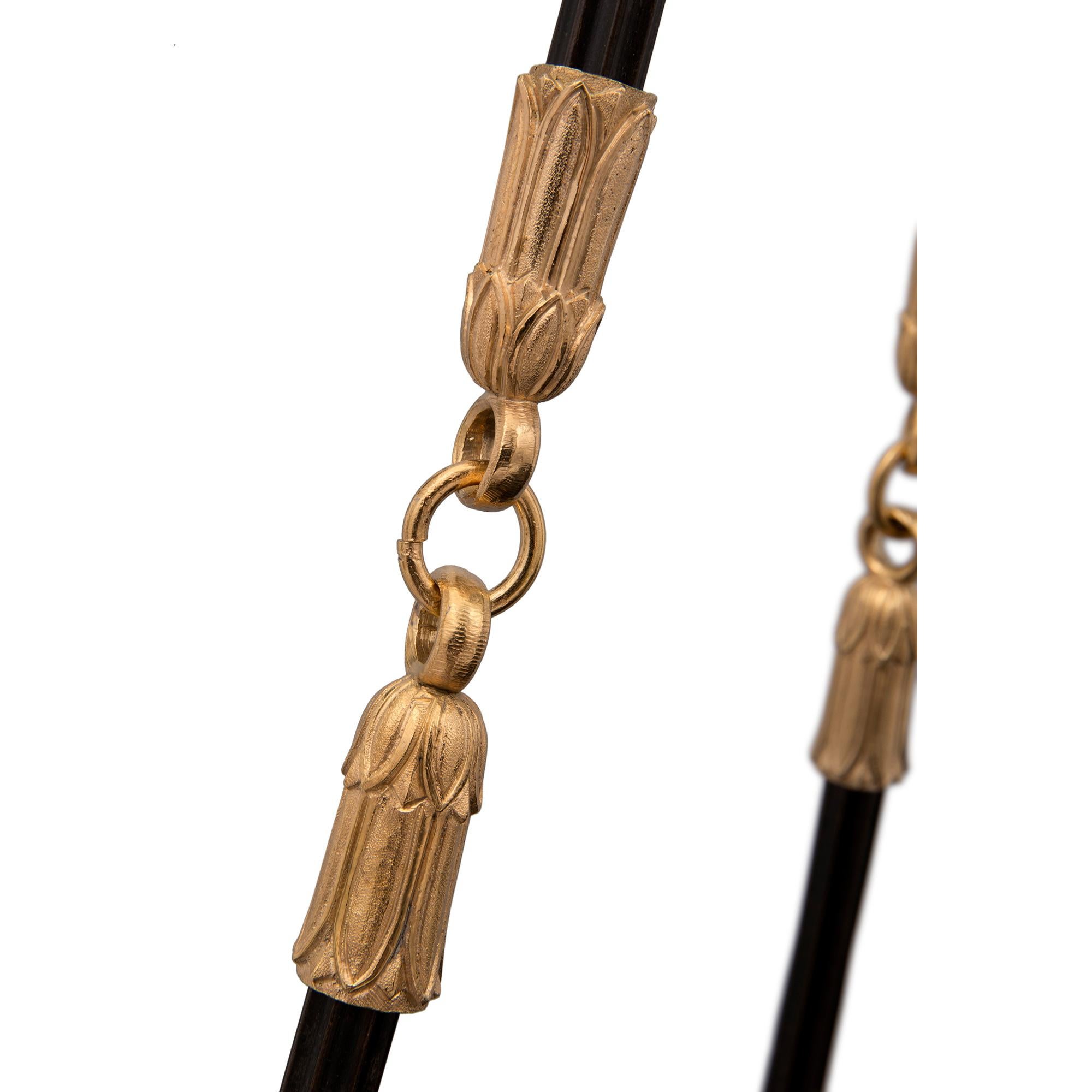 Patinato Lampadario francese del XIX secolo in stile neoclassico in bronzo patinato e ormolu in vendita