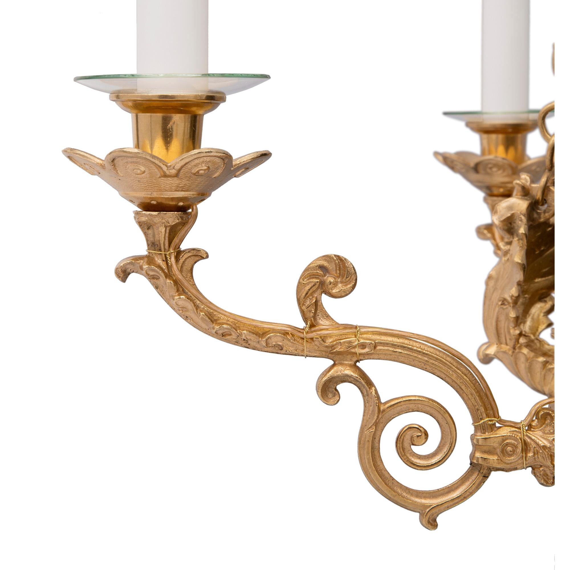 Lampadario francese del XIX secolo in stile neoclassico in bronzo patinato e ormolu In condizioni buone in vendita a West Palm Beach, FL