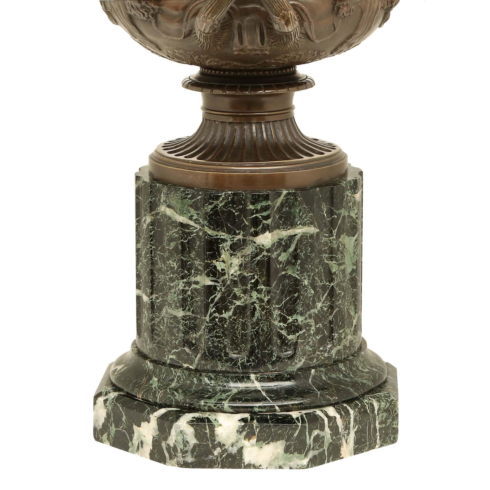 French 19th Century Neoclassical Style Patinated Bronze Tazza For Sale 4