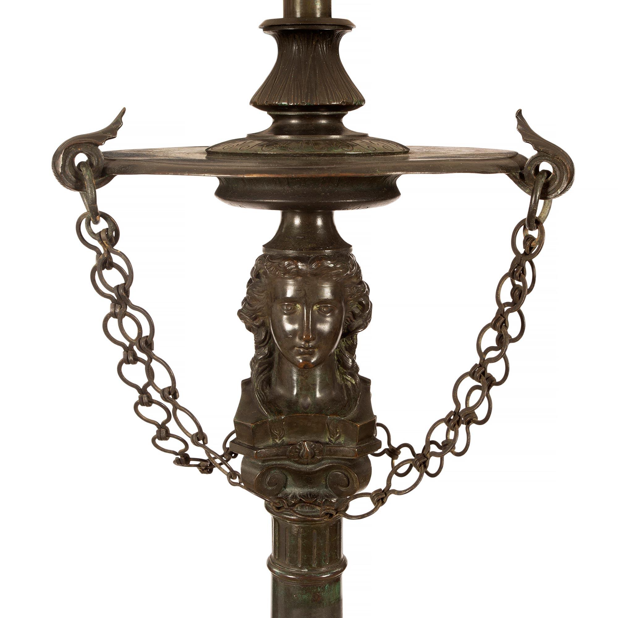 Néoclassique Lampadaire français du XIXe siècle de style néoclassique en bronze vert-de-gris et bronze doré en vente