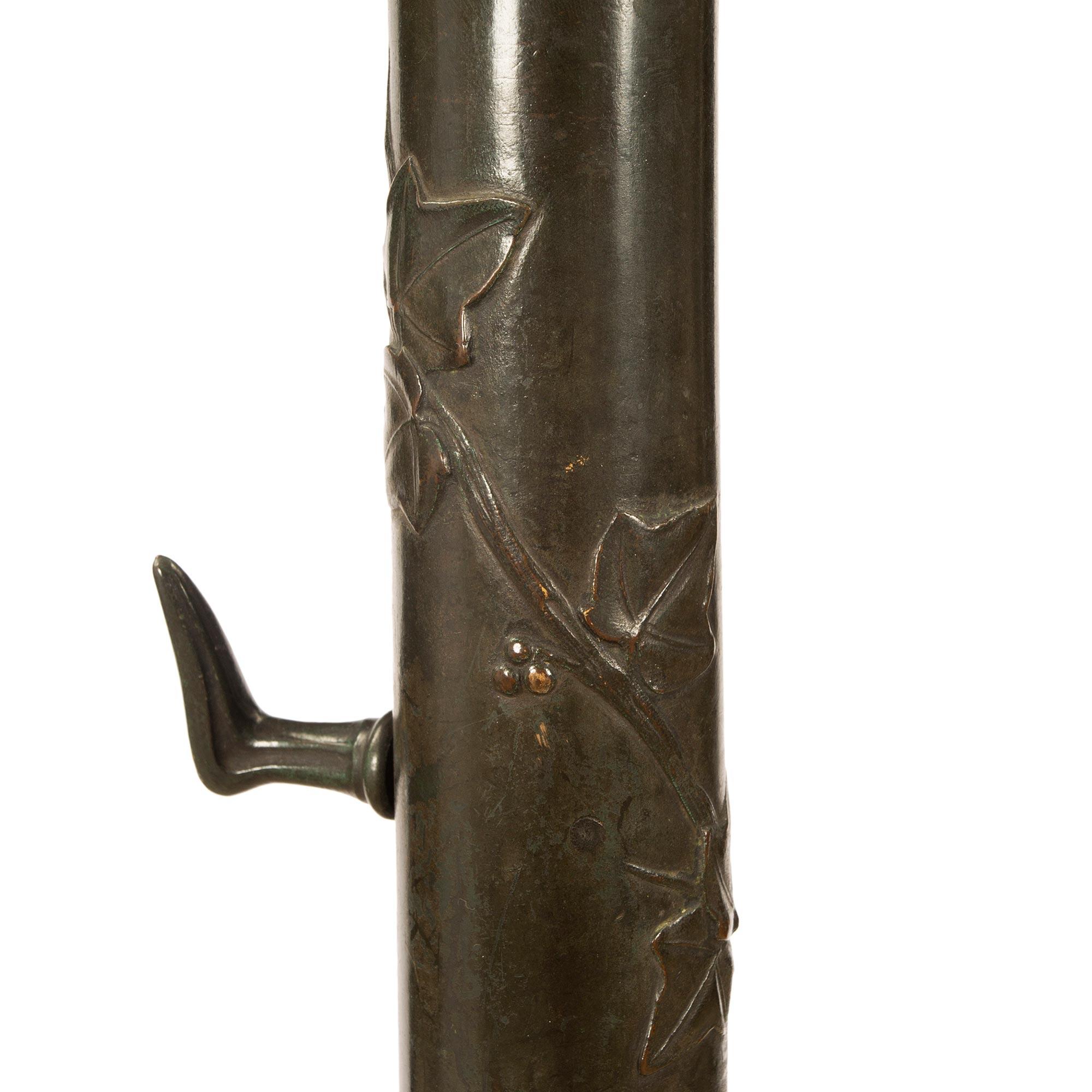 Patiné Lampadaire français du XIXe siècle de style néoclassique en bronze vert-de-gris et bronze doré en vente
