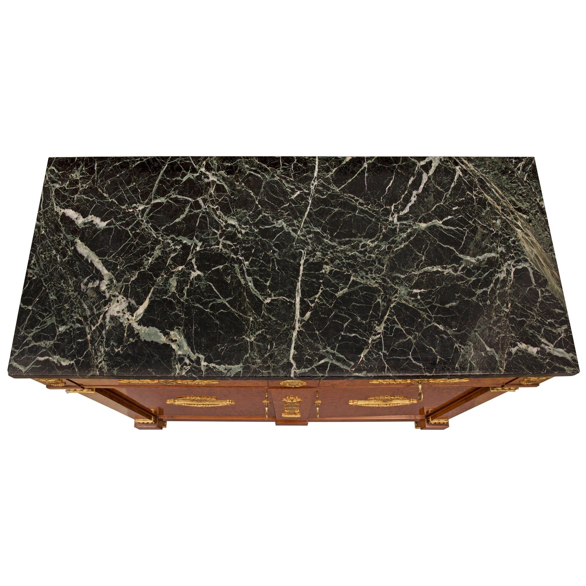 Uno splendido buffet neoclassico francese del XIX secolo in radica di noce, ormolu e marmo Vert de Patricia. Il buffet a due ante e due cassetti è sollevato da raffinate gambe quadrate affusolate con sabot foliati in ormolu e belle foglie d'acanto