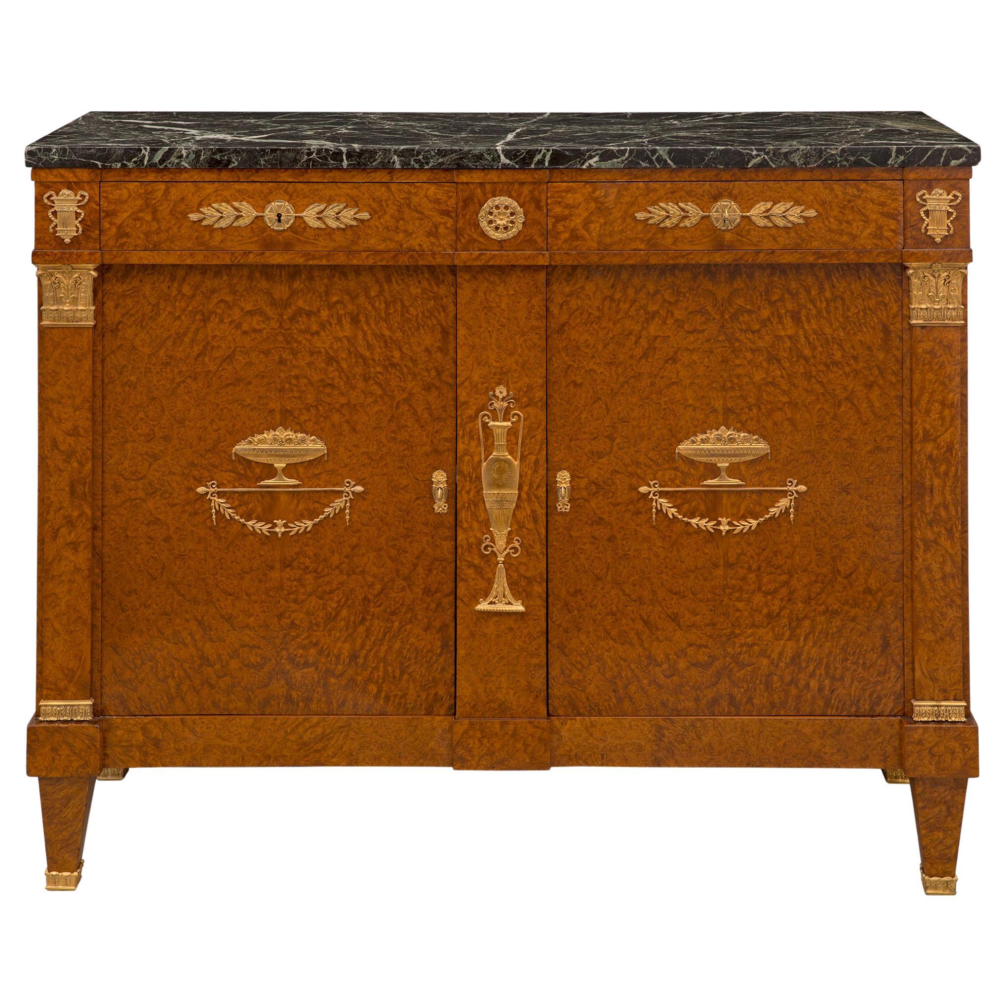 Buffet à deux portes et tiroirs de style néoclassique français du XIXe siècle en noyer et bronze doré
