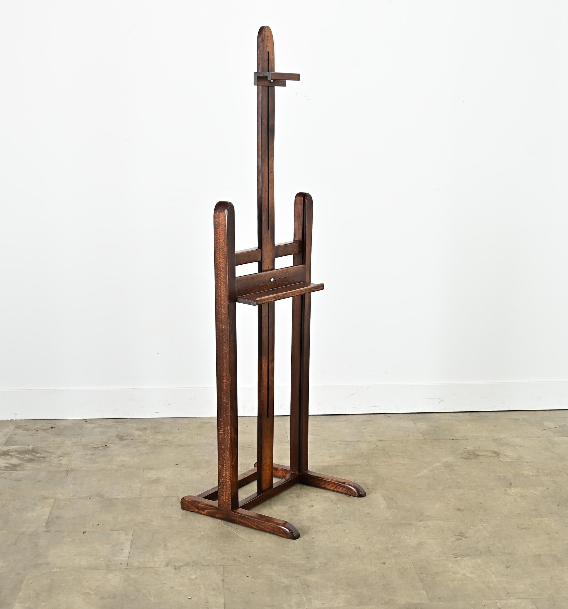 Questo cavalletto per artisti in Oak, risalente alla fine del XIX secolo, è una soluzione attraente per esporre le opere d'arte senza una parete, consentendo un'interazione più personale e un maggiore coinvolgimento con la tua collezione. La