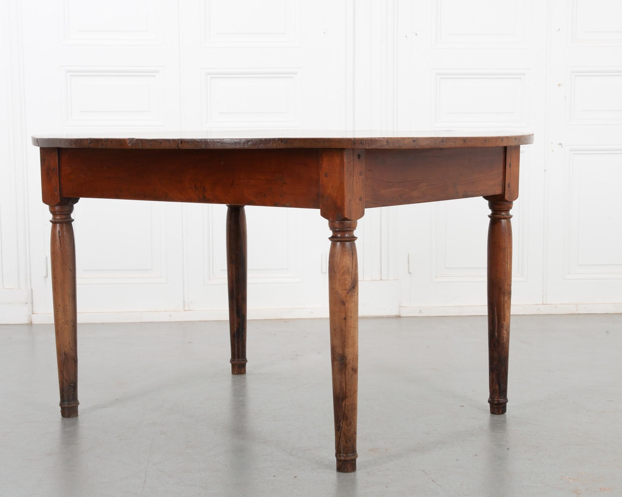 French 19th Century Walnut Dining Table In Good Condition For Sale In Baton Rouge, LA