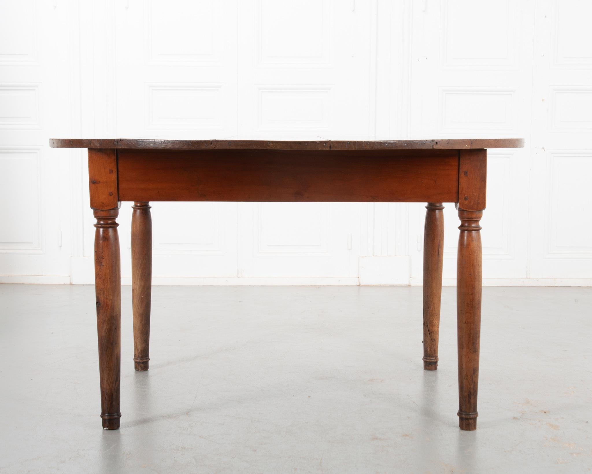 French 19th Century Walnut Dining Table For Sale 3