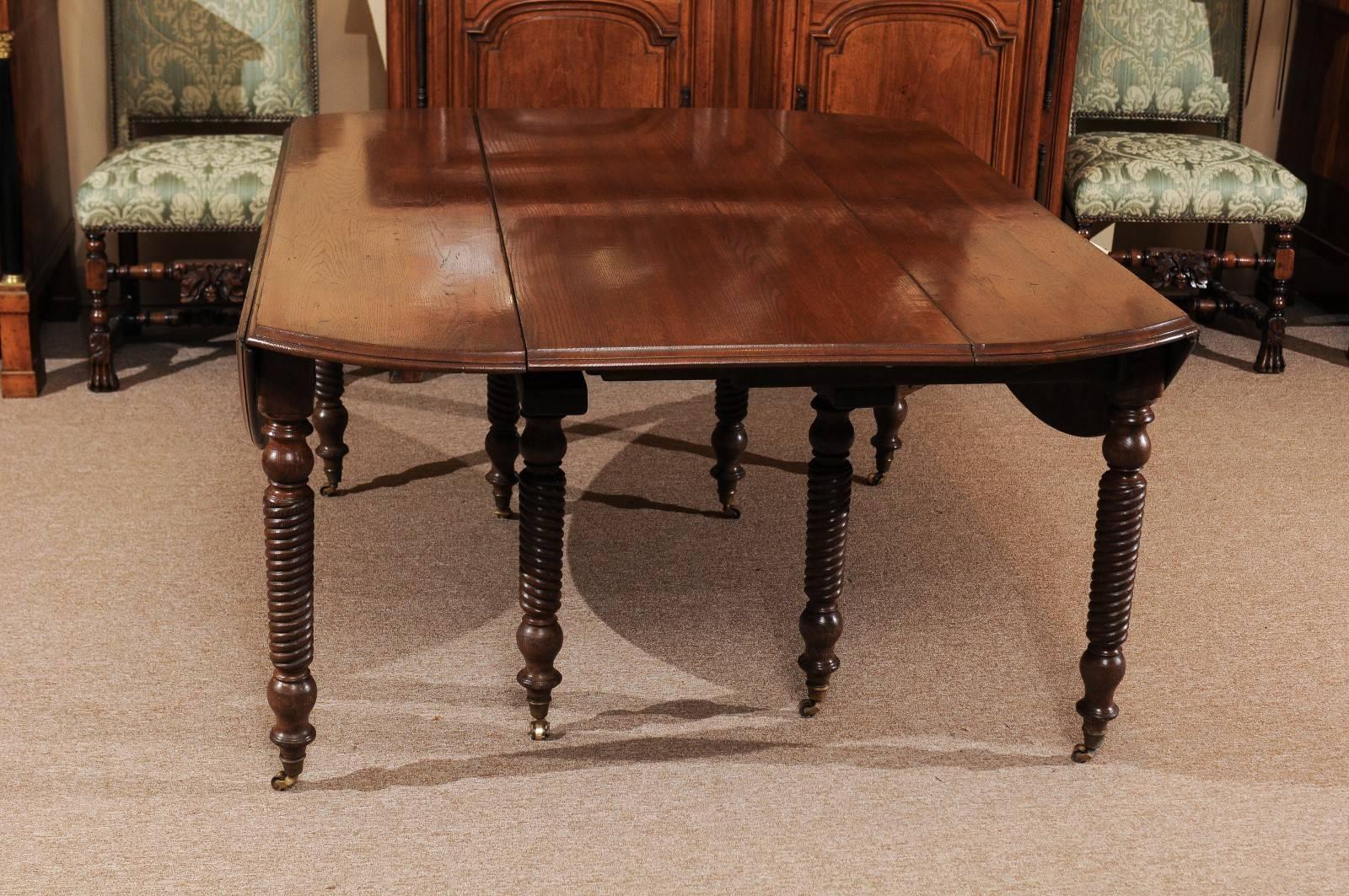French 19th Century Oak Dining Table with Turned Legs 4