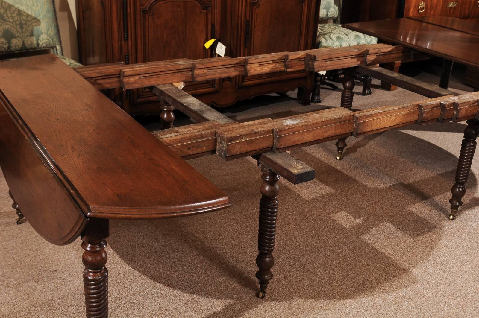 French 19th Century Oak Dining Table with Turned Legs 2