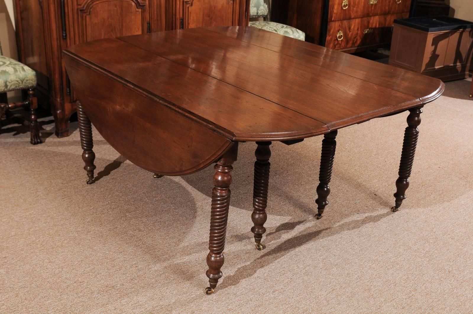 French 19th Century Oak Dining Table with Turned Legs 3