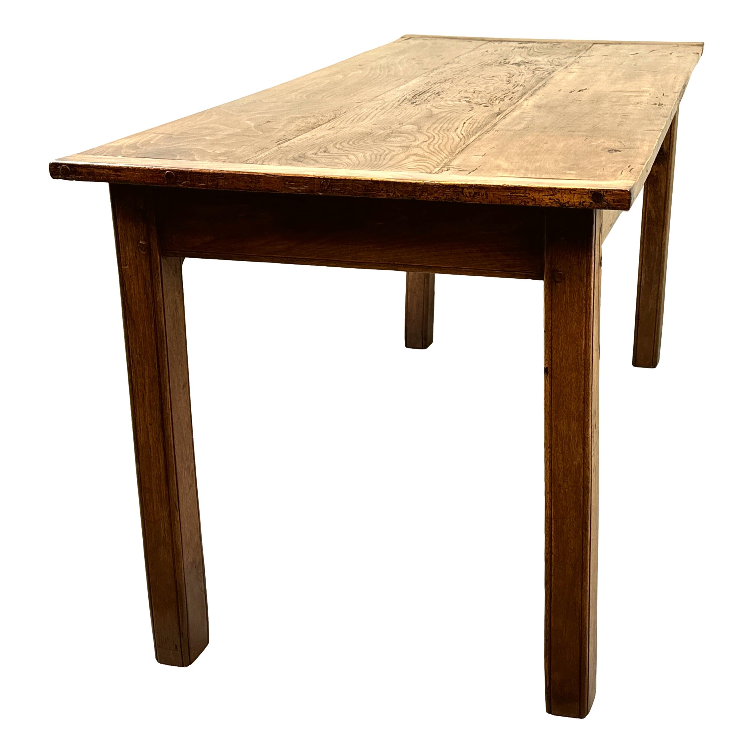 Très attrayante table de cuisine en chêne, hêtre et orme du milieu du 19e siècle, avec un plateau en planches bien structuré aux extrémités dégagées, surmonté d'un tiroir à la frise élégante, reposant sur des pieds carrés robustes.


Cette table de