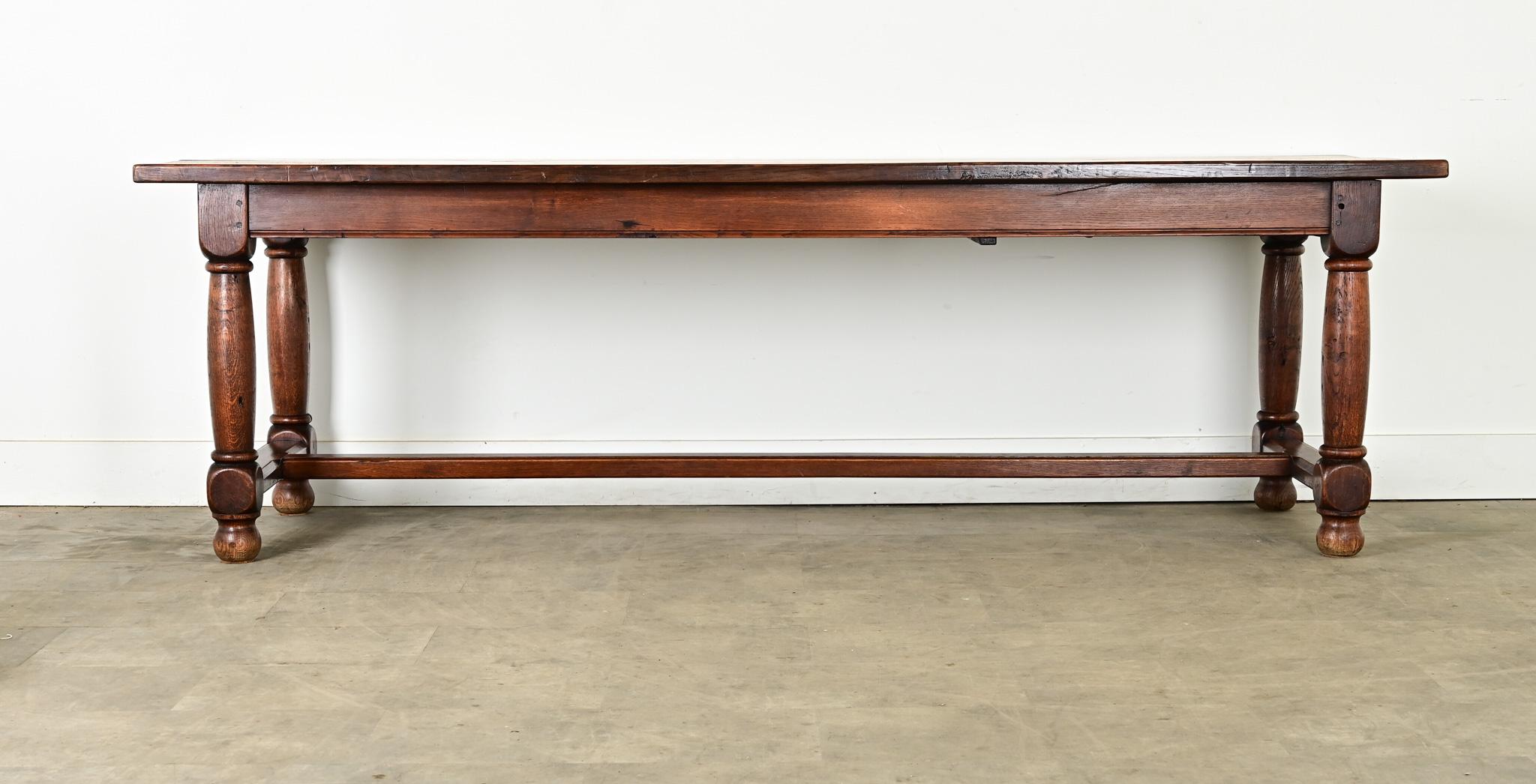 Superbe table de salle à manger française du 19ème siècle en chêne massif. Les planches longues et étroites de la surface supérieure présentent des motifs de grain et une patine magnifiques. Un seul tiroir est dissimulé dans le tablier, sur un petit