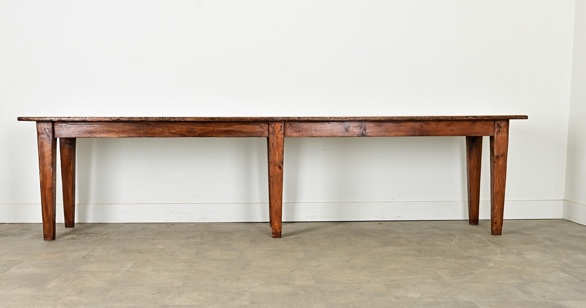 Une monumentale table de récolte française du XIXe siècle, longue de plus de trois mètres et dont le plateau n'est constitué que de trois planches de chêne. La table est merveilleusement patinée en raison de son ancienne vie comme table de travail