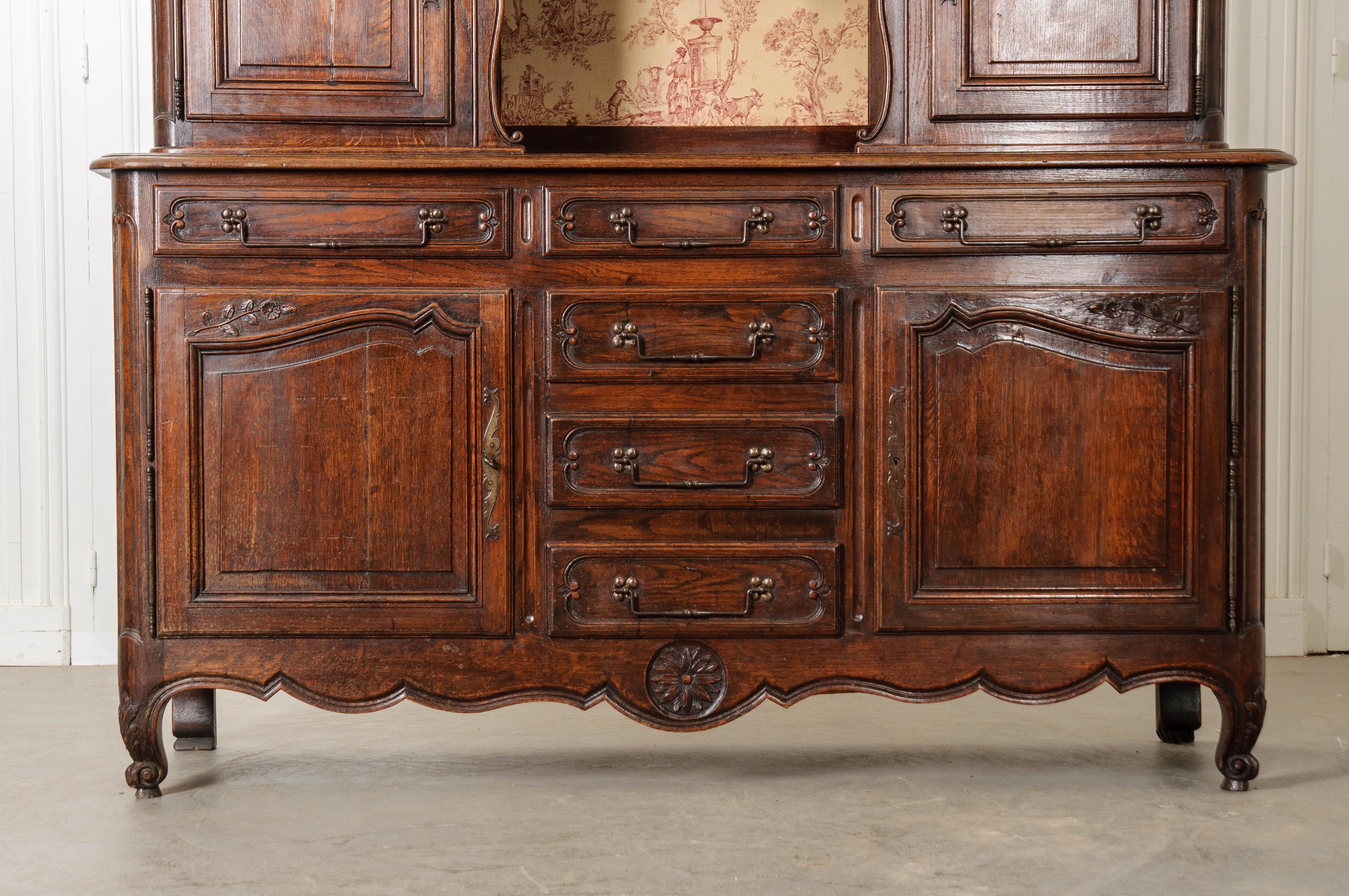 French 19th Century Oak Louis XV-Style Vaisselier In Good Condition In Baton Rouge, LA