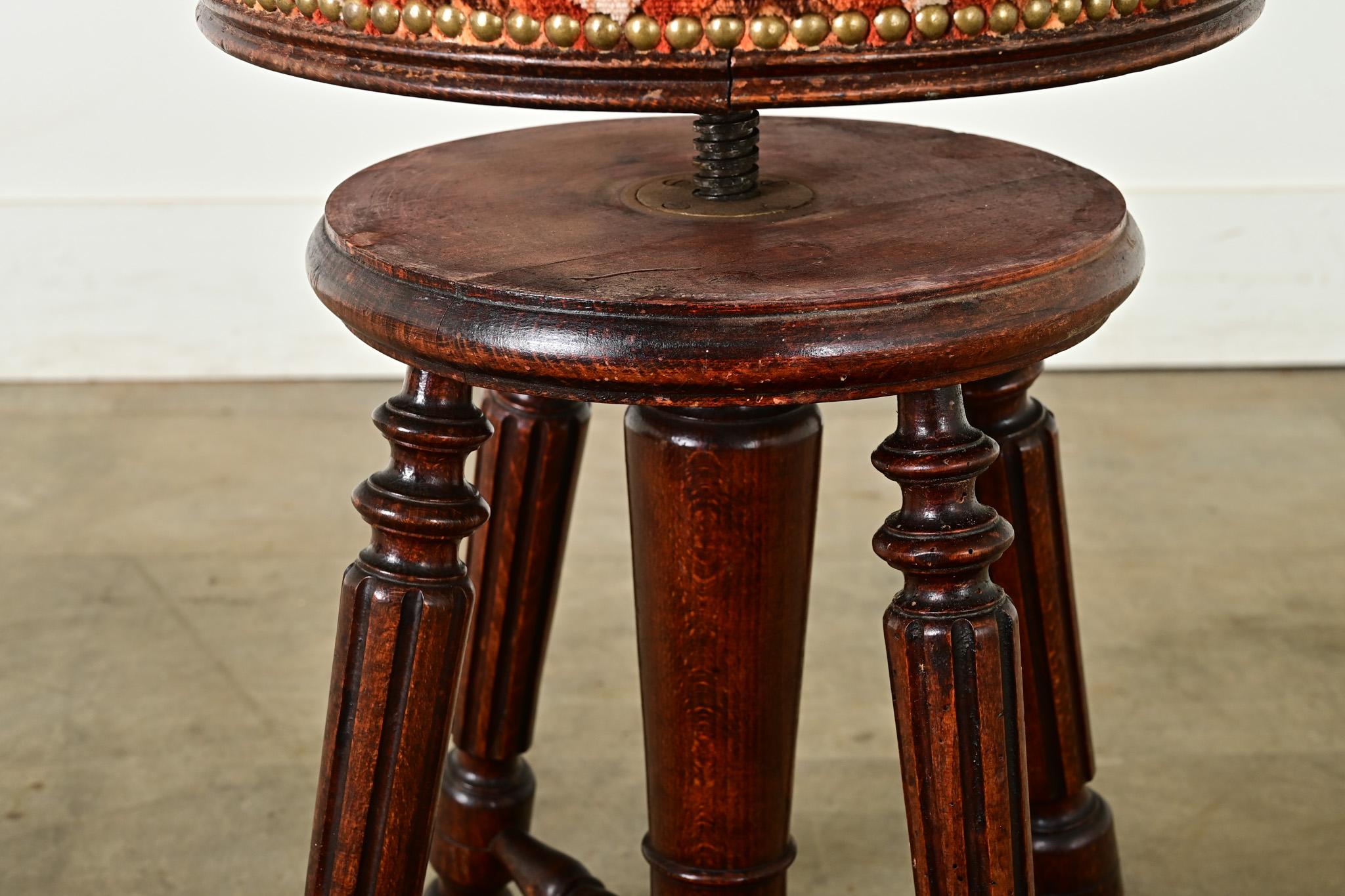 Intagliato Sgabello per pianoforte francese del XIX secolo in Oak in vendita