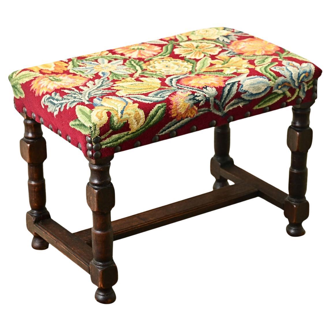 Tabouret français du 19ème siècle en chêne et tapisserie en vente