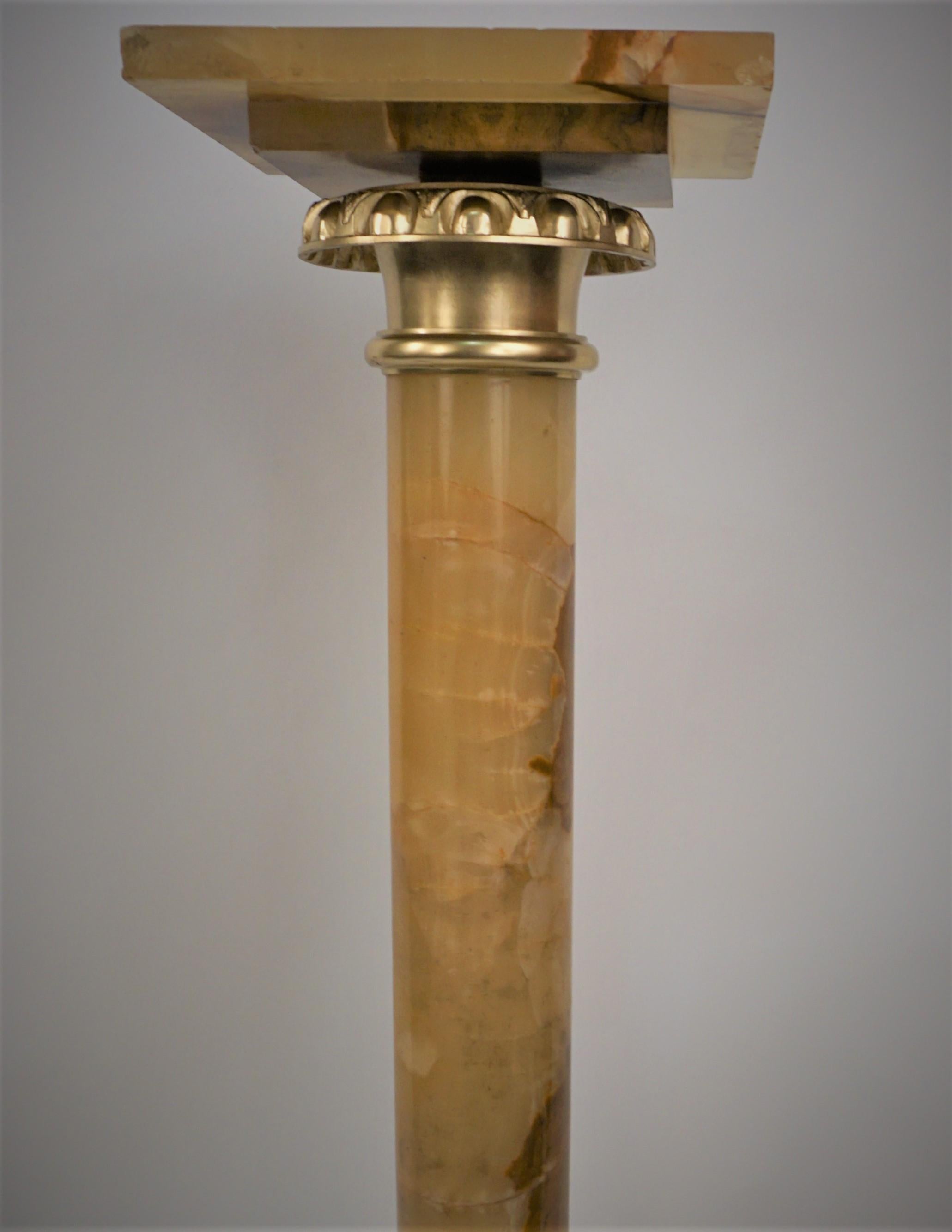 Eleganter französischer Sockel aus dem 19. Jahrhundert mit quadratischer Platte und Sockel aus Onyx und Bronzesäule.