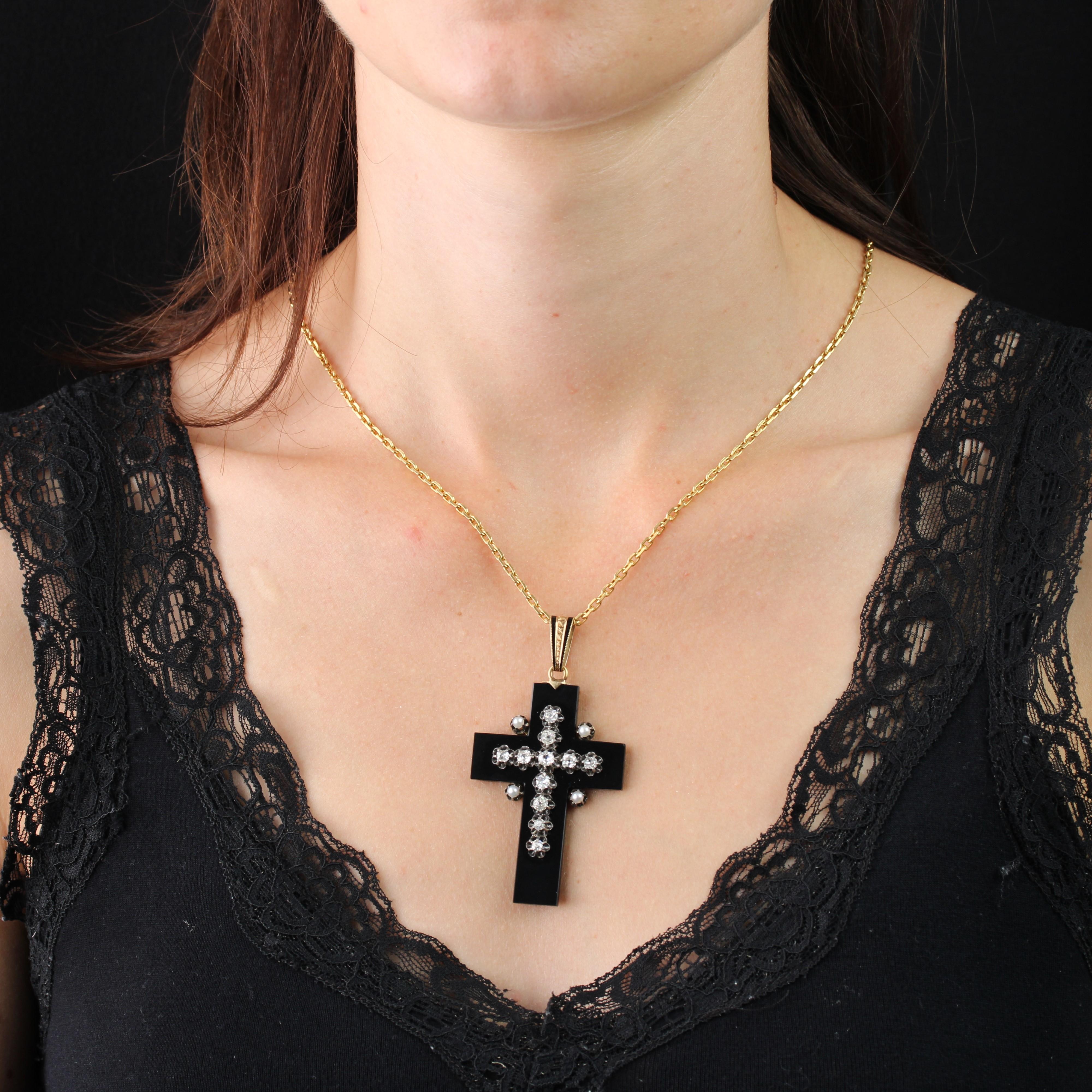 Questa croce antica è incastonata in onice piatto e presenta linee geometriche. È incastonato con diamanti antichi a taglio cuscino applicati e trattenuti da griffe d'argento. Gli angoli interni della croce sono ornati da 4 mezze perle, anch'esse