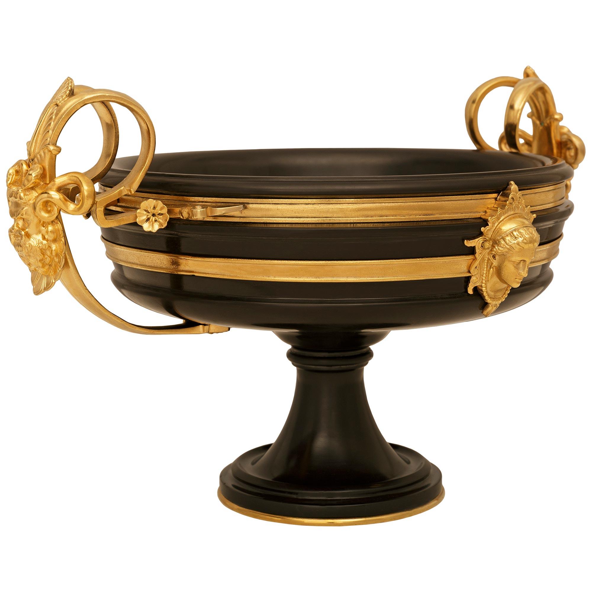 Luigi XVI Centrotavola francese del XIX secolo in ormolu e marmo, firmato Barbedienne in vendita
