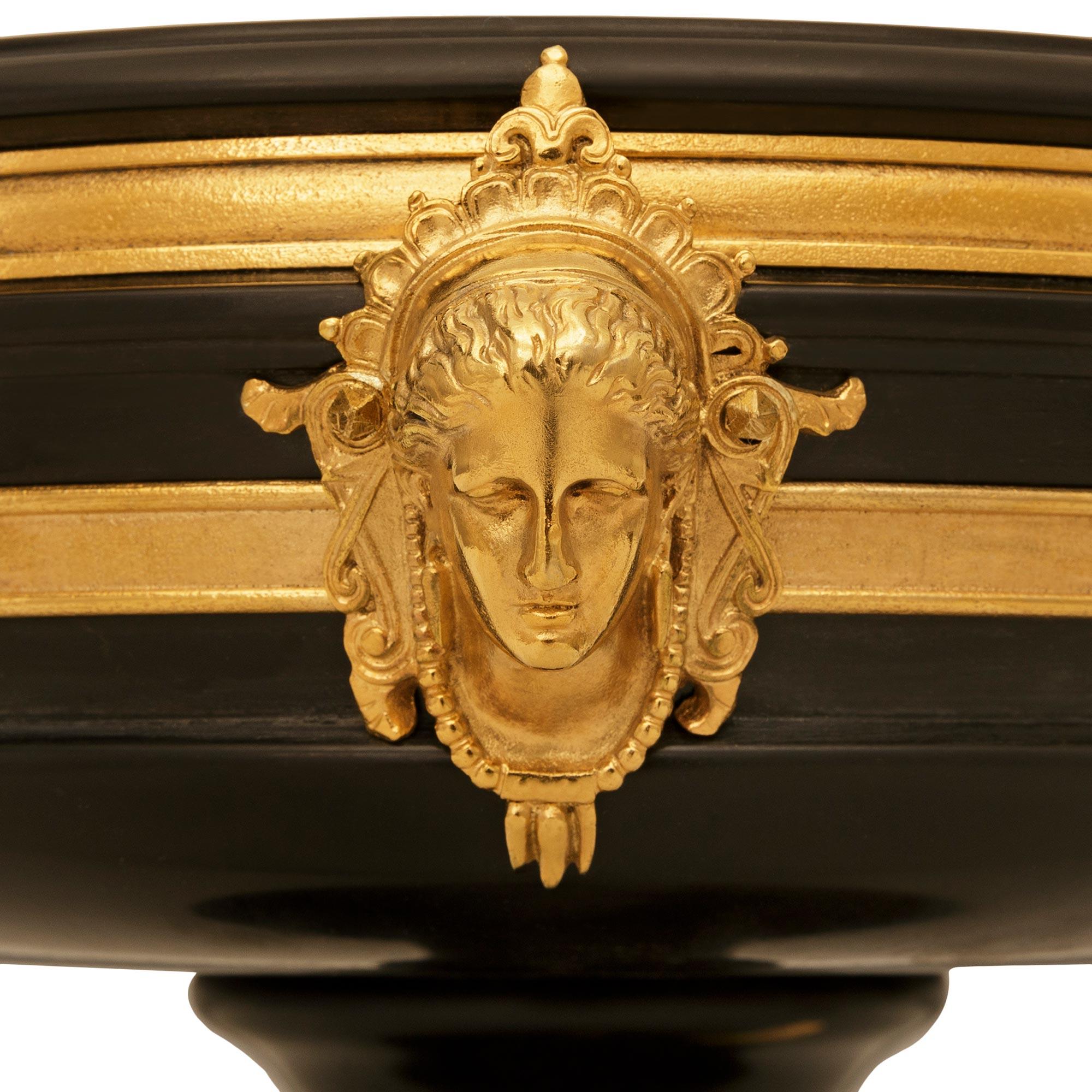 Centrotavola francese del XIX secolo in ormolu e marmo, firmato Barbedienne In condizioni buone in vendita a West Palm Beach, FL