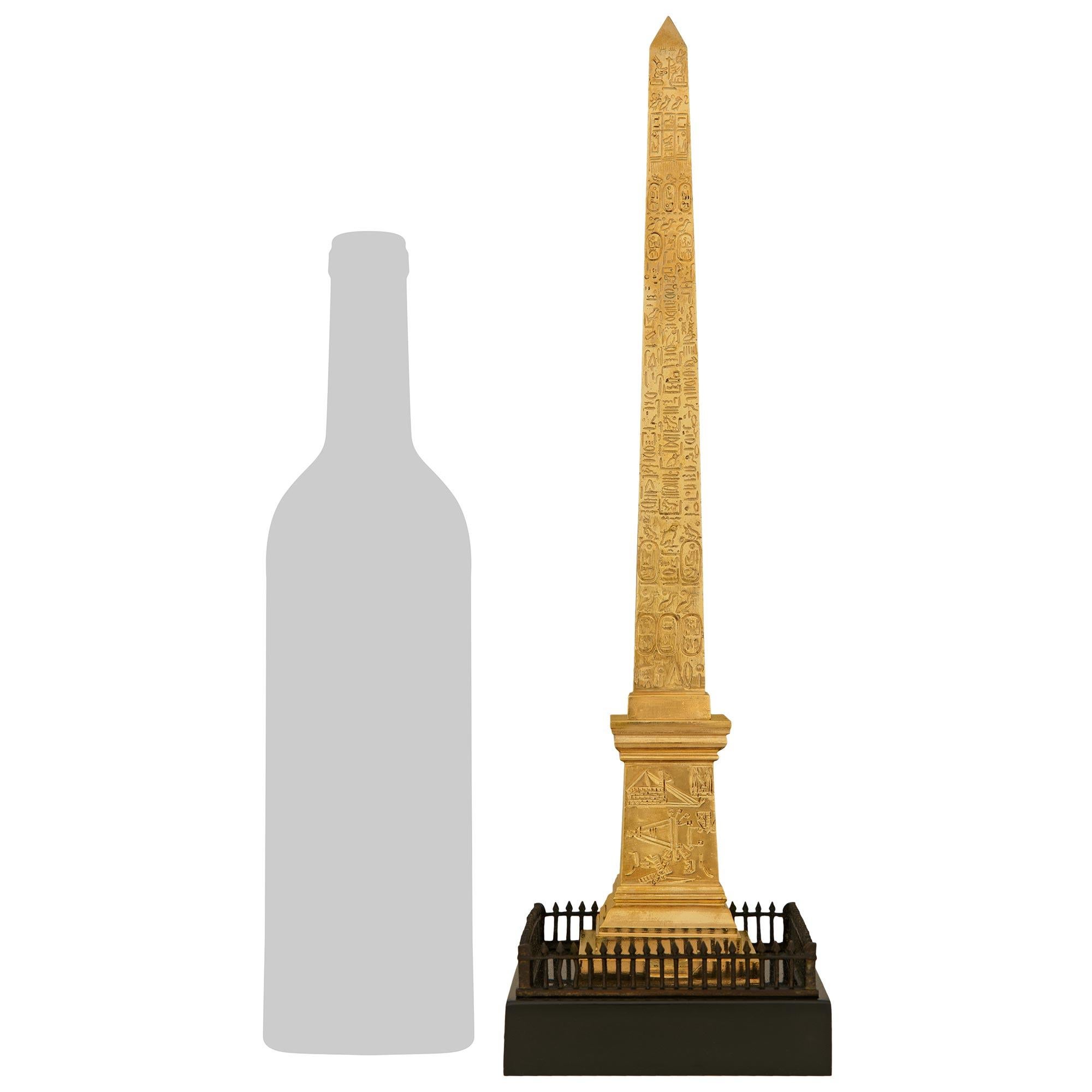 Una bella e imponente statua neoclassica francese del XIX secolo. Grand Tour, bronzo patinato e marmo nero belga dell'Obelisco di Luxor. Questo pezzo eccezionale è ispirato all'obelisco di Place de la Concorde, a Parigi. L'obelisco in Ormolu, con