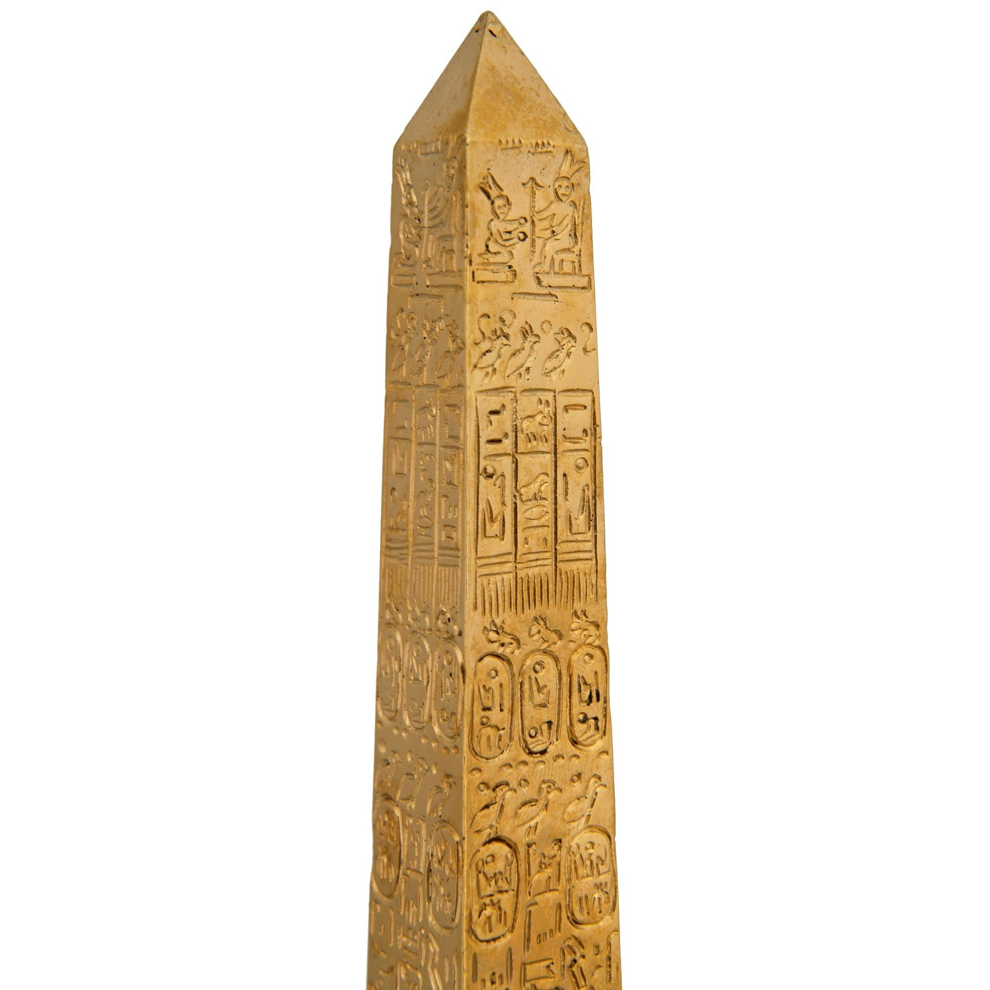 Francese Statua francese del XIX secolo in ormolu, bronzo e marmo dell'Obelisco di Luxor in vendita