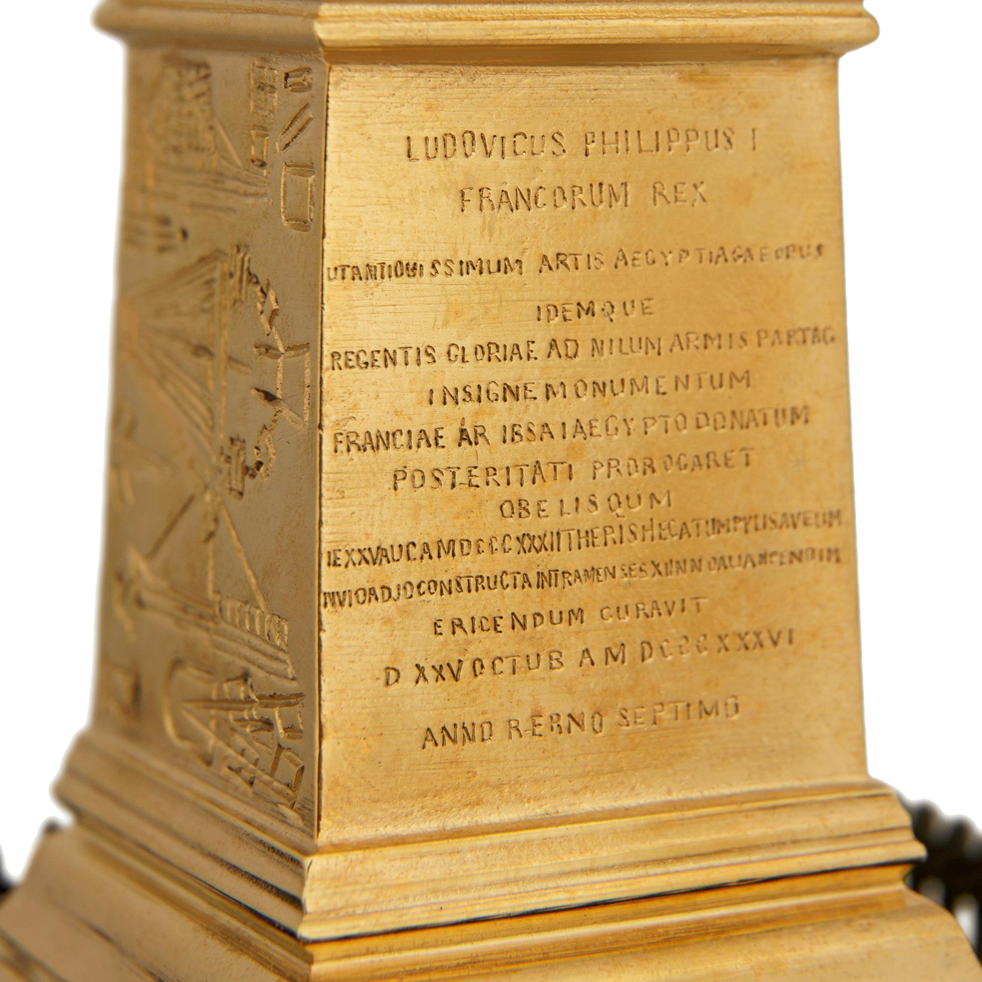 Bronzo Statua francese del XIX secolo in ormolu, bronzo e marmo dell'Obelisco di Luxor in vendita