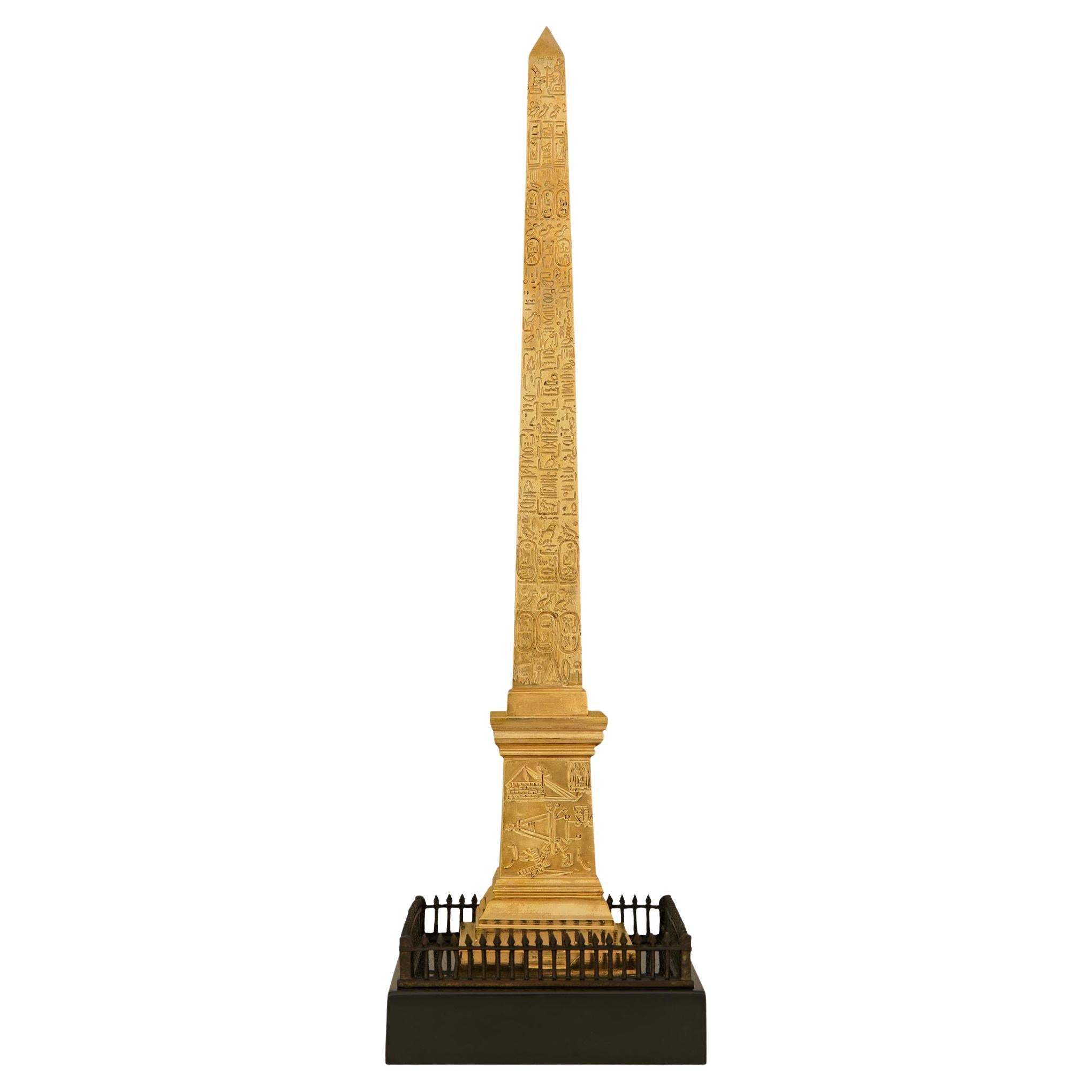 Statua francese del XIX secolo in ormolu, bronzo e marmo dell'Obelisco di Luxor in vendita