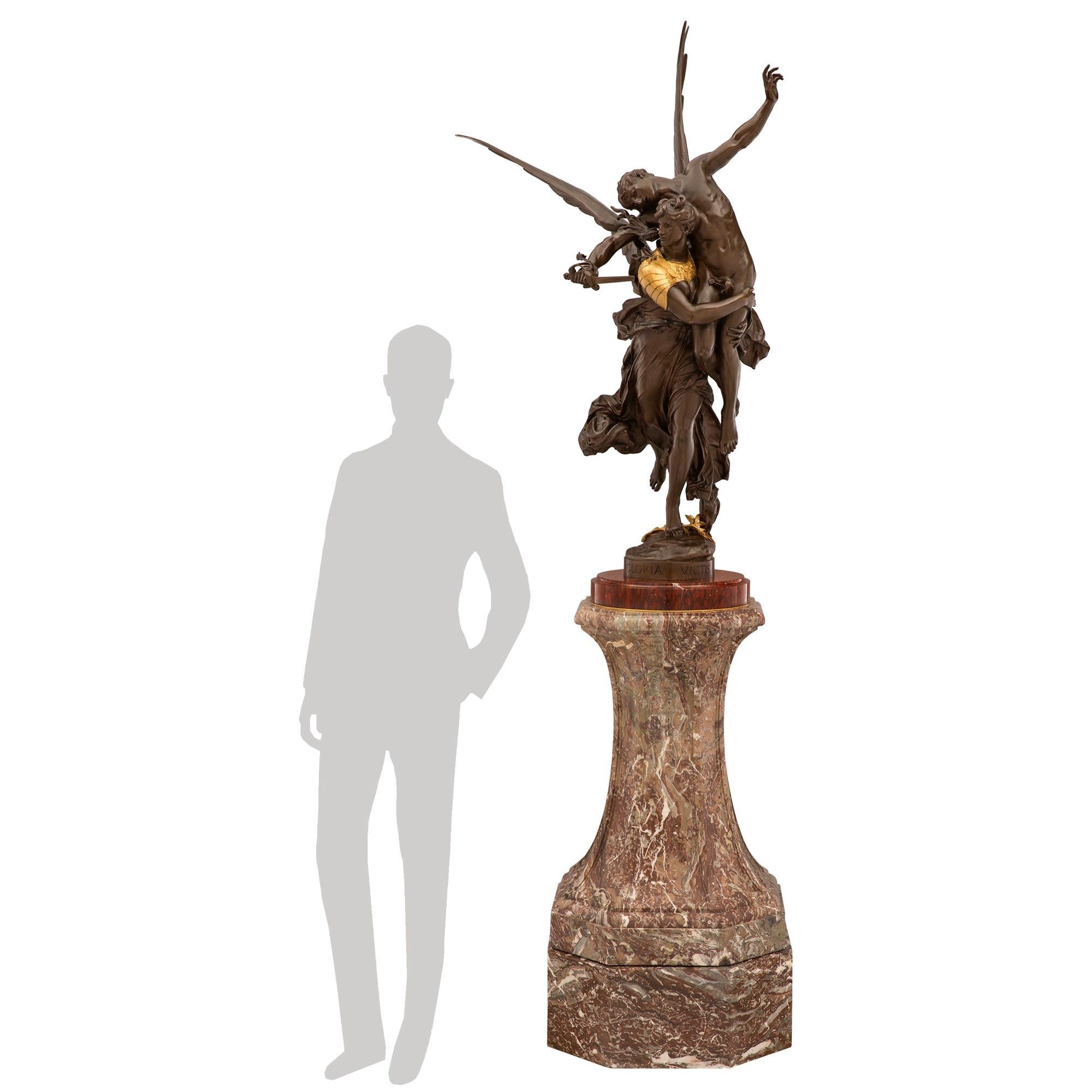 Splendida statua francese del XIX secolo in ormolu, bronzo patinato, Rouge Griotte, Coquillier de Bilbao e marmo Sarrancolin con piedistallo originale, denominata 