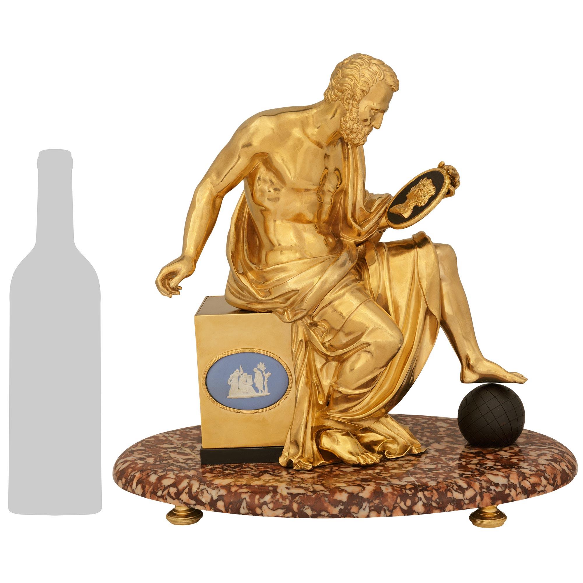Un'attraente e impressionante statua neoclassica francese del XIX secolo. Ormolu, bronzo patinato, porcellana Wedgwood e statua in marmo di Archimede. Questa bella statua è sollevata su una base di marmo di forma ovale con un bordo arrotondato che