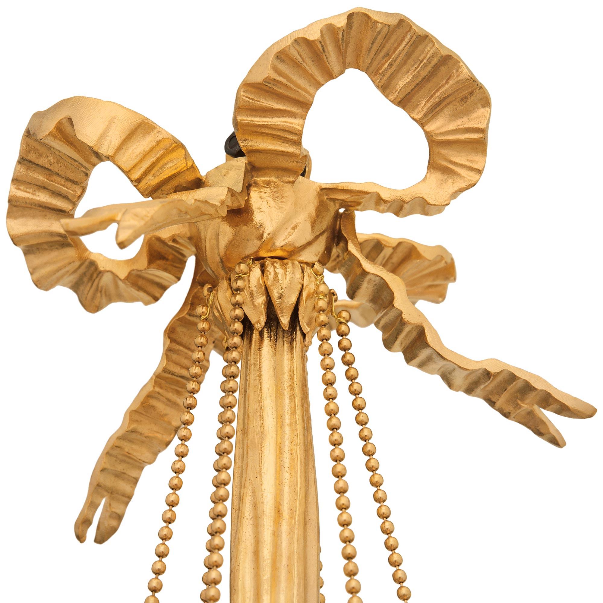 Araña francesa del siglo XIX de Ormolu, cristal y porcelana de Wedgwood Francés en venta