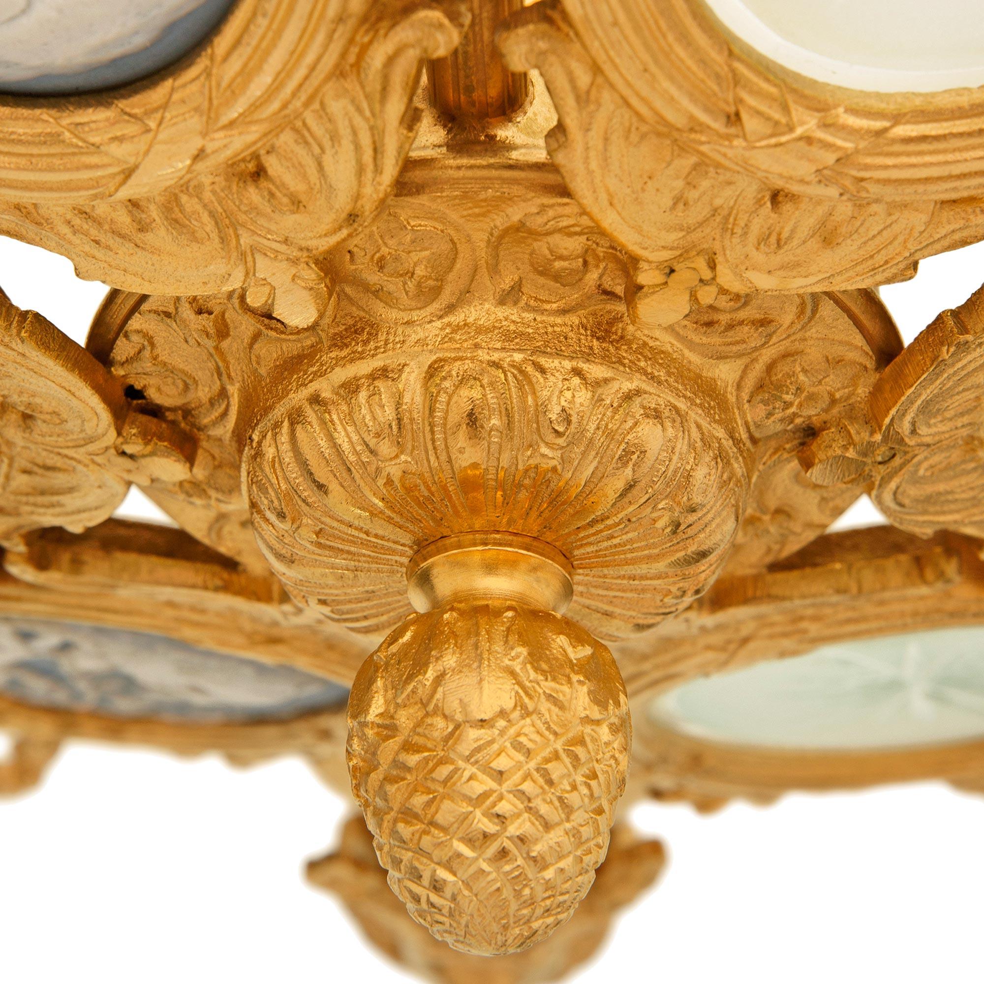 Araña francesa del siglo XIX de Ormolu, cristal y porcelana de Wedgwood en venta 2