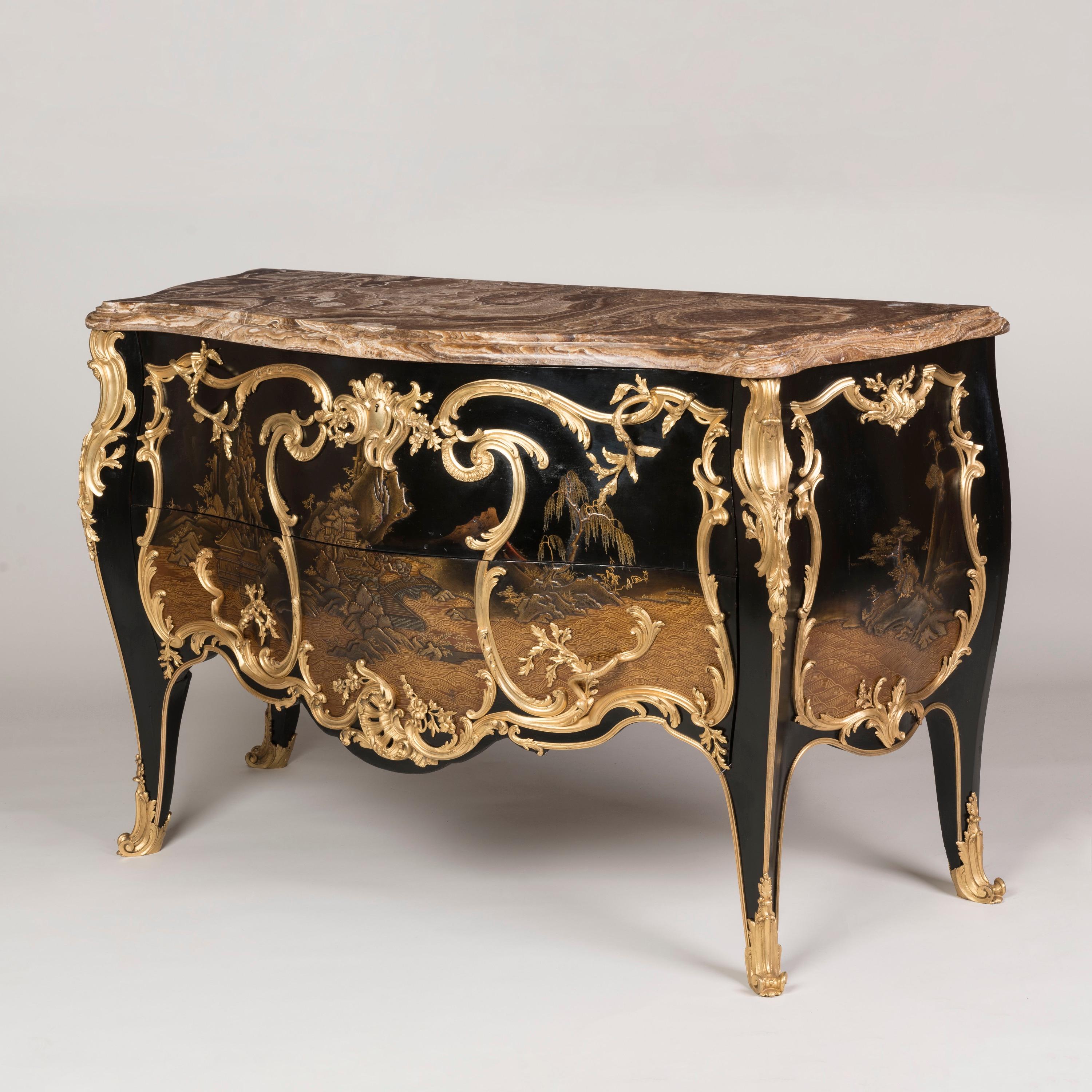 Una commode laccata in stile Luigi XV
Dopo la progettazione di BVRB

Costruita in bois noirci con pannelli decorati in stile orientale da Vernis Martin, la commode di forma bombata è riccamente decorata con decorazioni rococò in bronzo dorato e