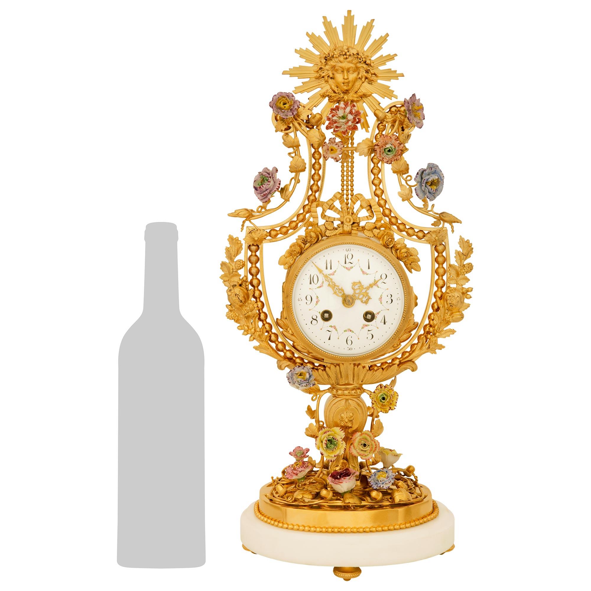Elegantissimo orologio francese del XIX secolo in stile SAX con ormeggio, marmo bianco di Carrara e porcellana di Saxe, firmato da 'F. Pelissier, Francia. L'orologio poggia su una base ovale in marmo bianco di Carrara con supporti circolari in