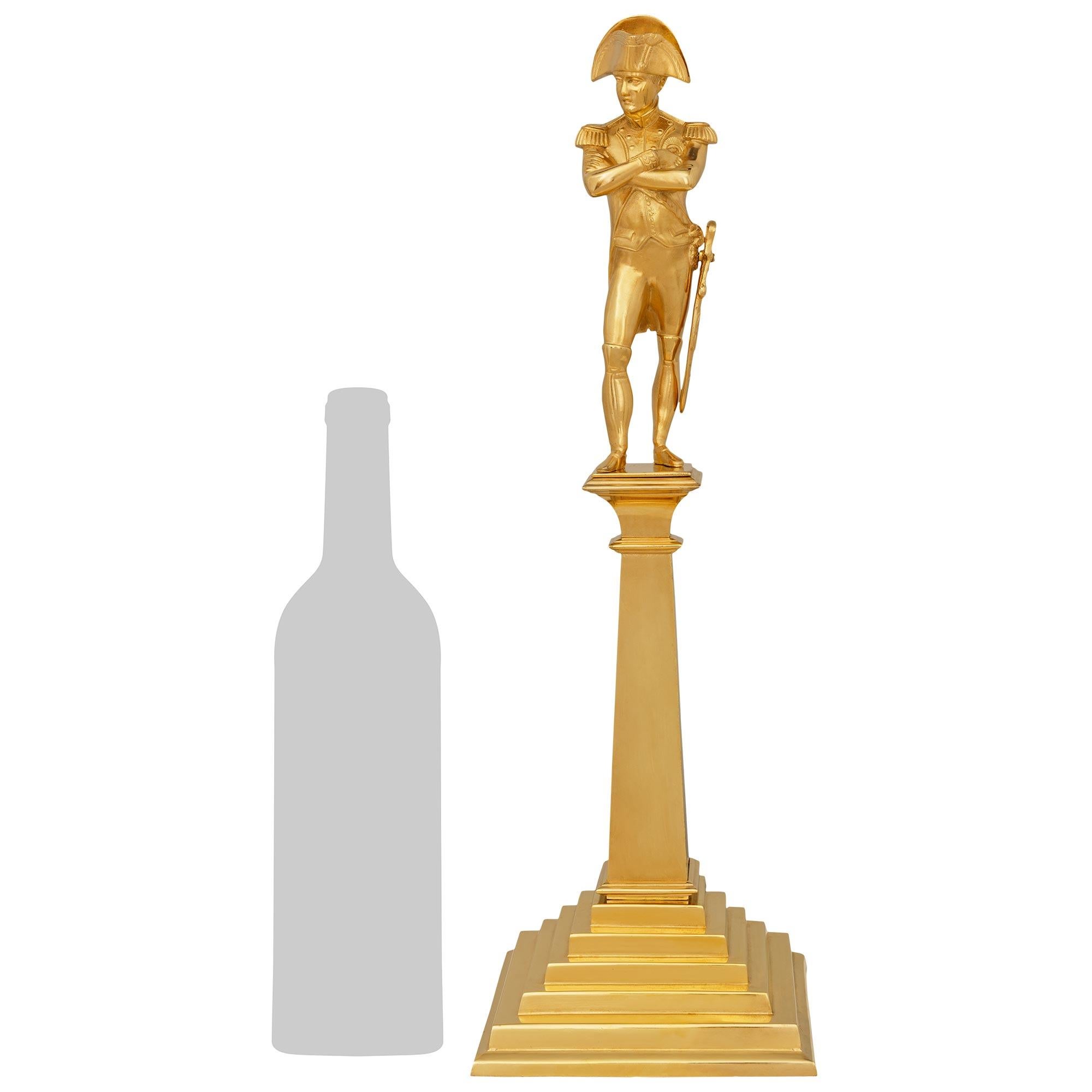 Statua di Napoleone in Ormolu del XIX secolo, bella e di alta qualità. Questa meravigliosa statua si erge su una base quadrata a gradini in Ormolu sotto la colonna centrale affusolata e decorata con bande screziate. In alto si trova il bel Napoleone