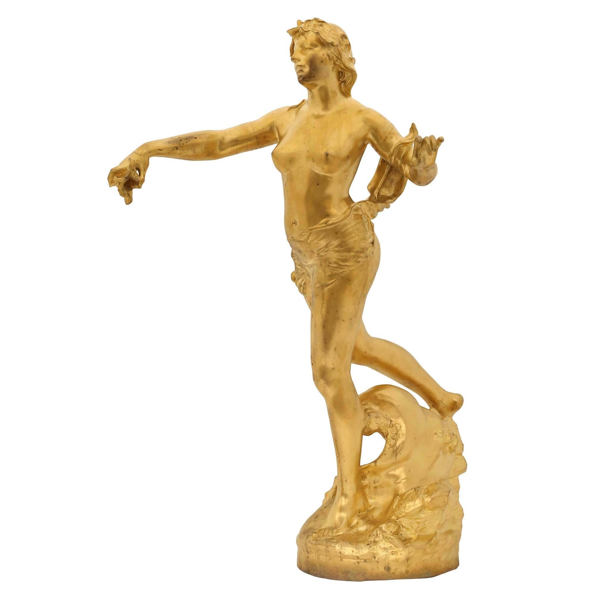 Très élégante statue de Néréides en bronze doré du XIXe siècle, signée Claude-André Férigoule. La sculpture est posée sur une base circulaire avec un motif d'eau et de vagues. La nymphe semble chevaucher les vagues, les bras tendus, tenant une
