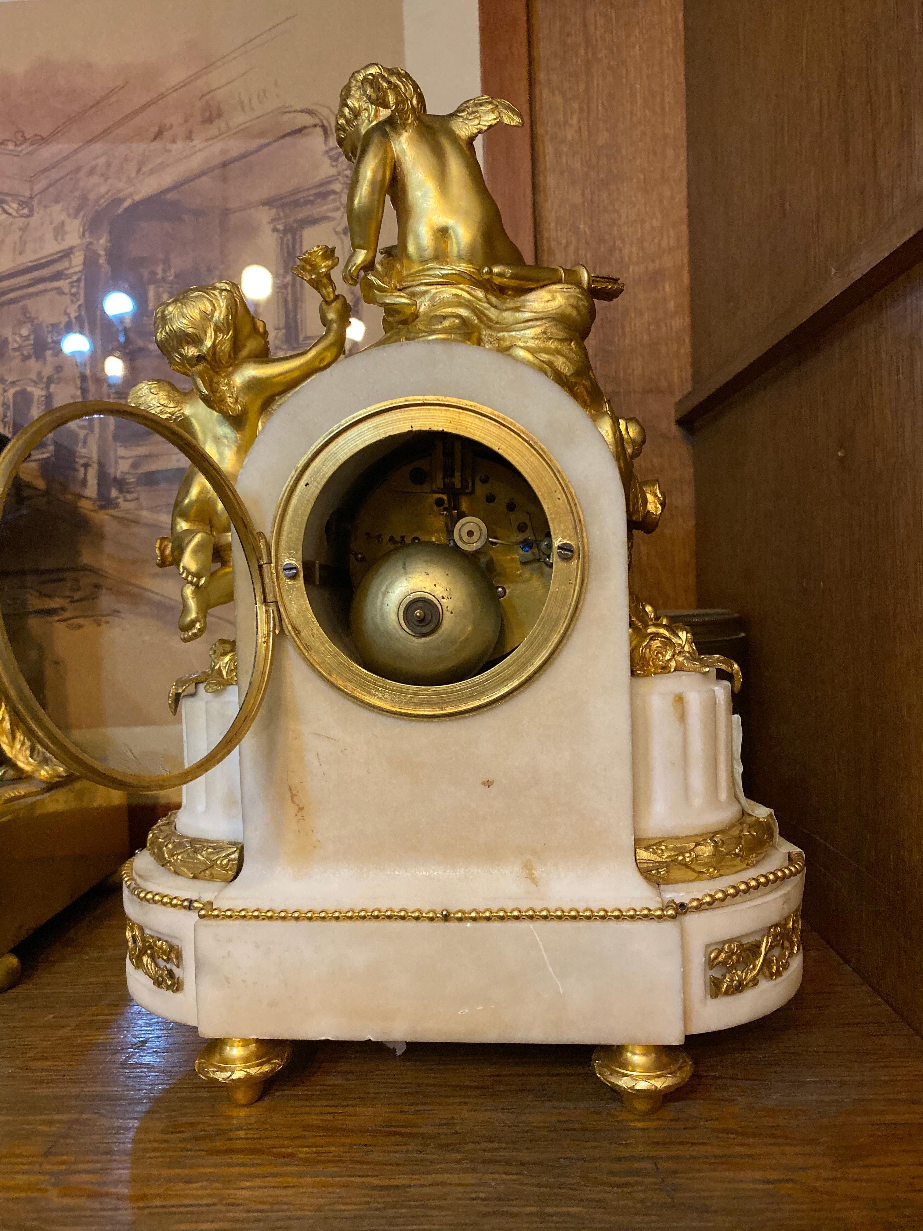 French 19th Century Ormolu White Marble Mantel Clock In Excellent Condition In Rome, IT