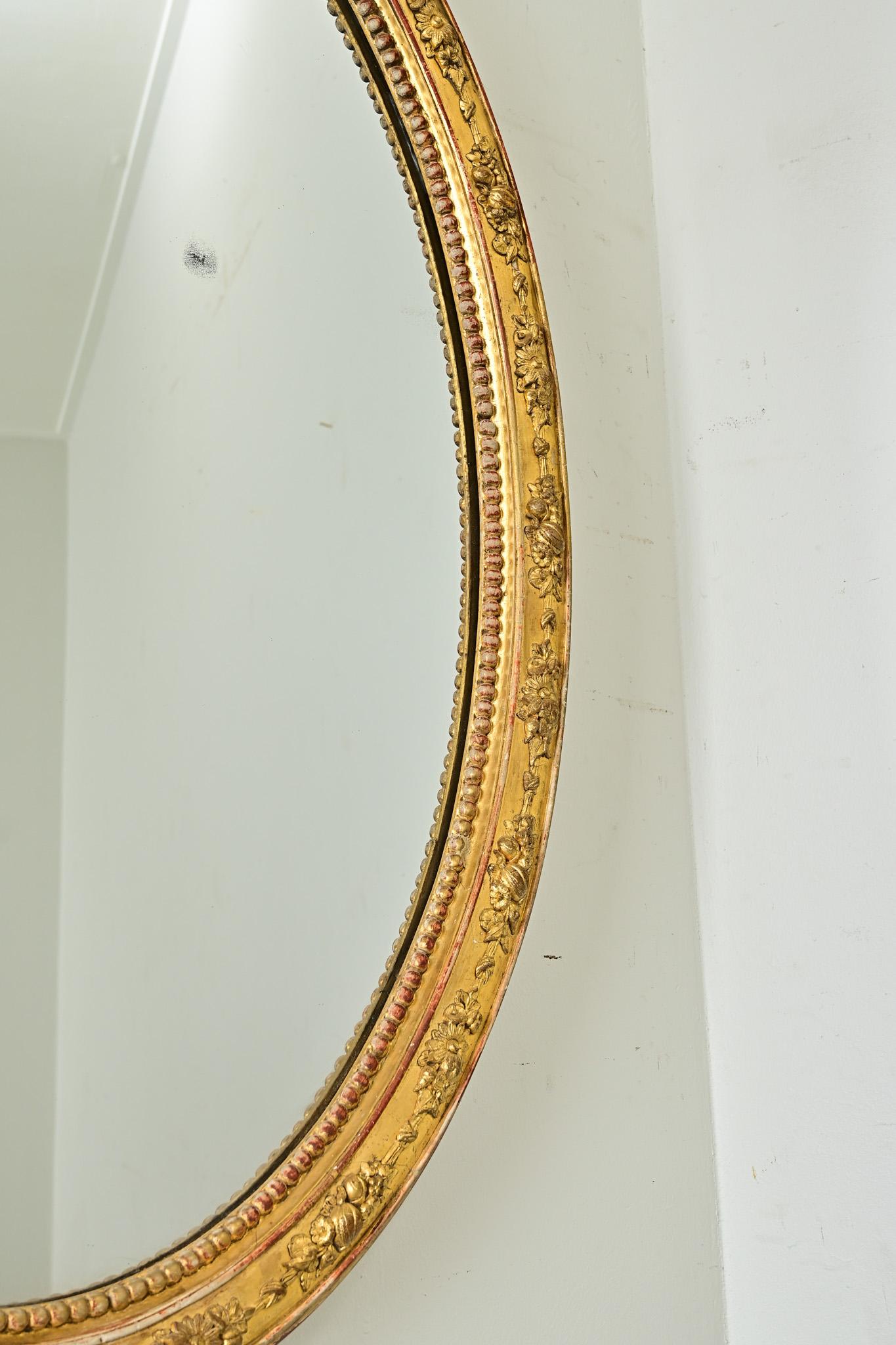 Espejo ovalado dorado francés del siglo XIX en venta 3