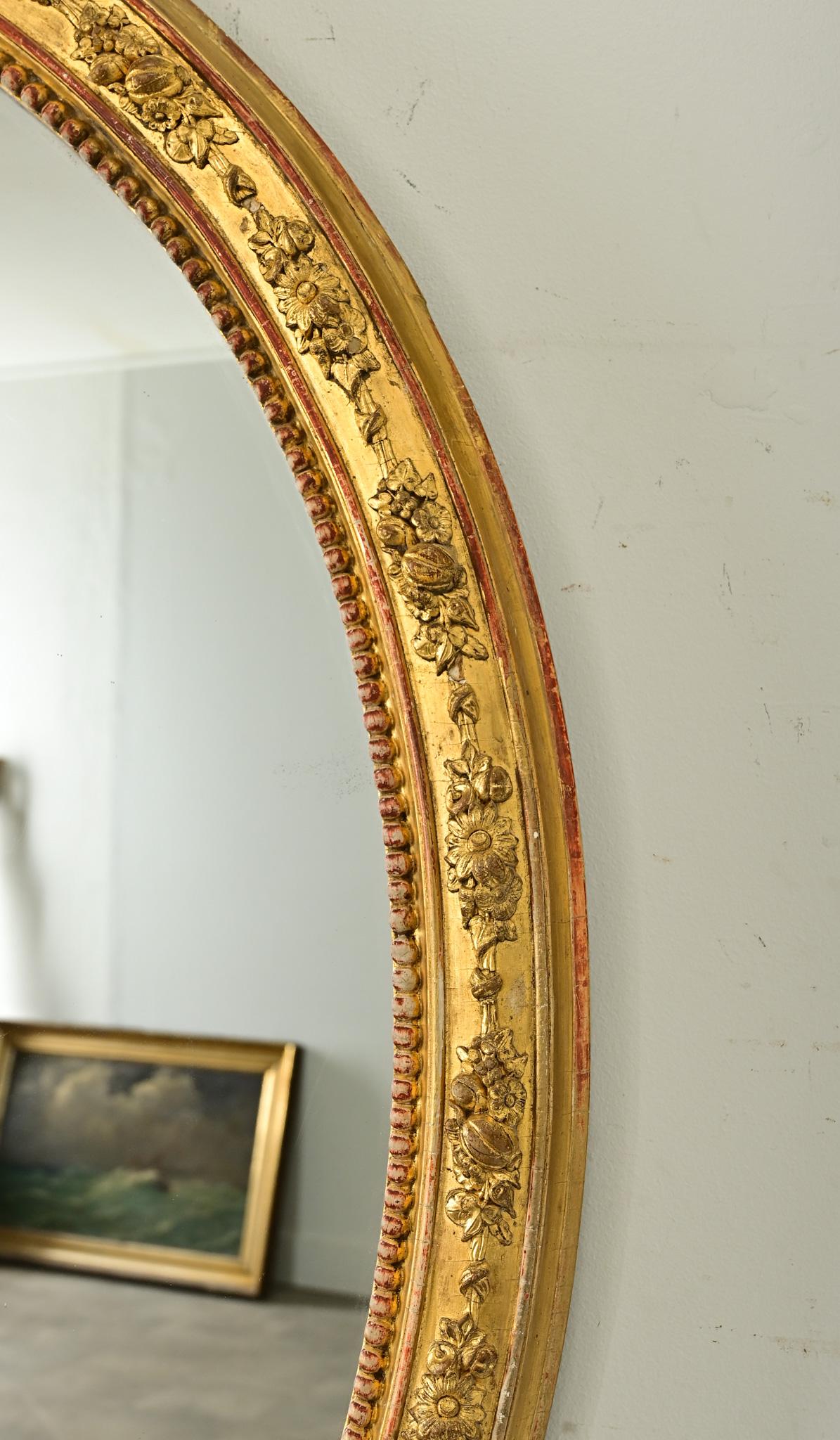 Espejo ovalado dorado francés del siglo XIX en venta 5